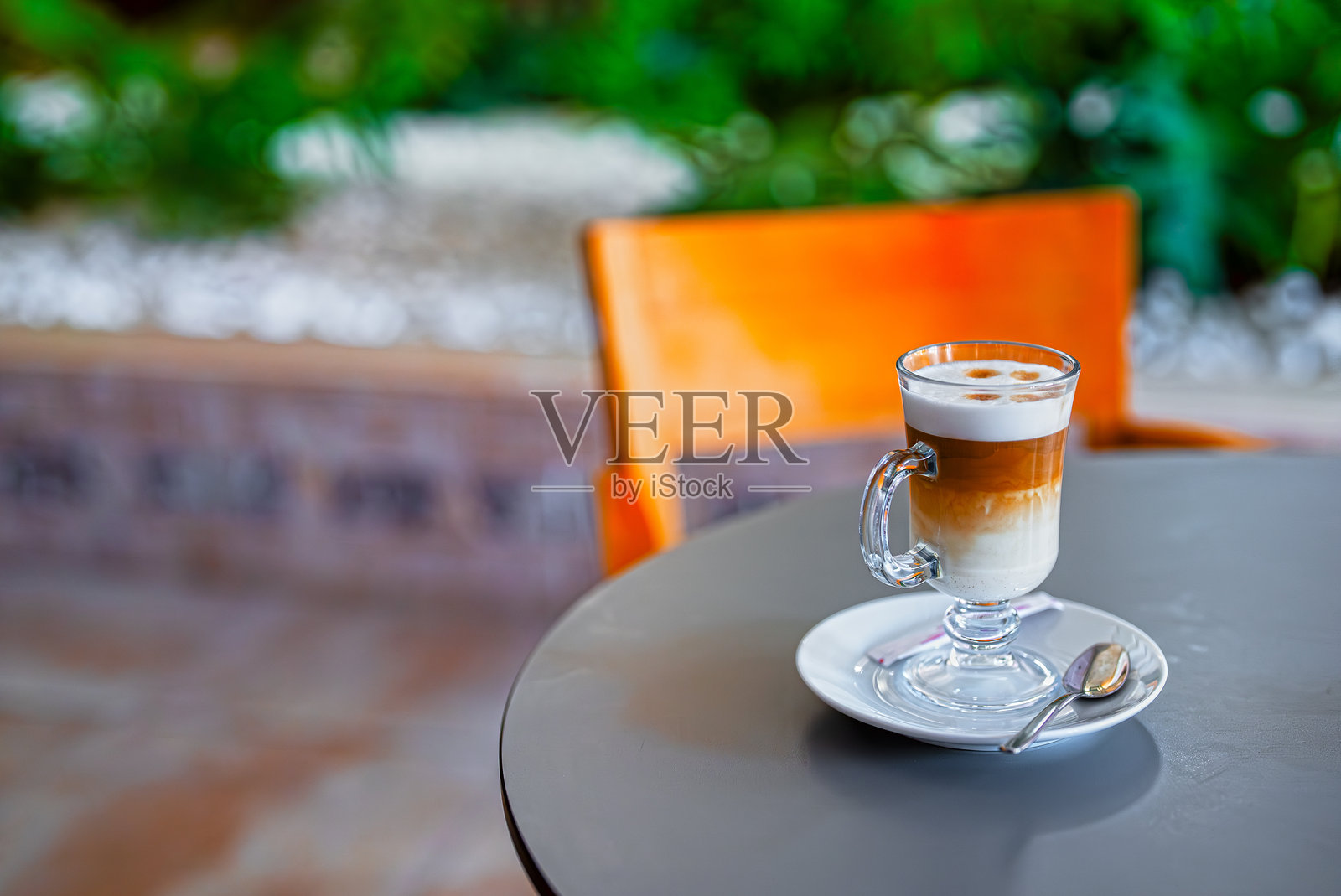 咖啡馆里桌上的拿铁咖啡。照片摄影图片