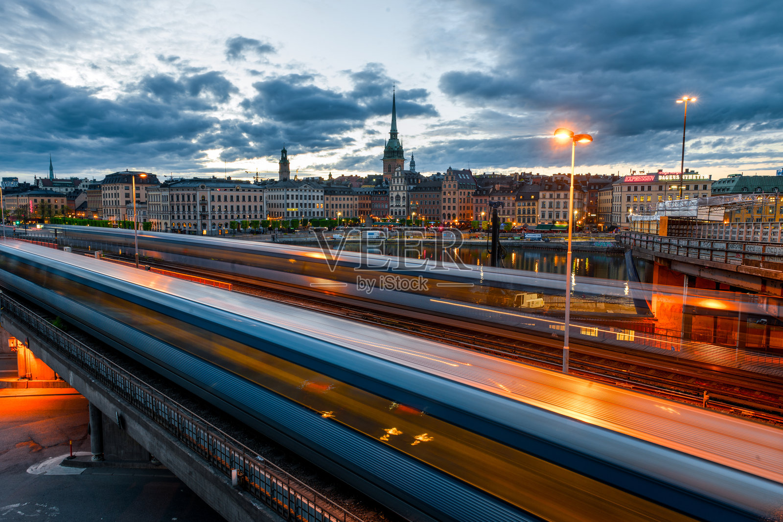 夜晚，城市桥上的灯光映衬着天空照片摄影图片