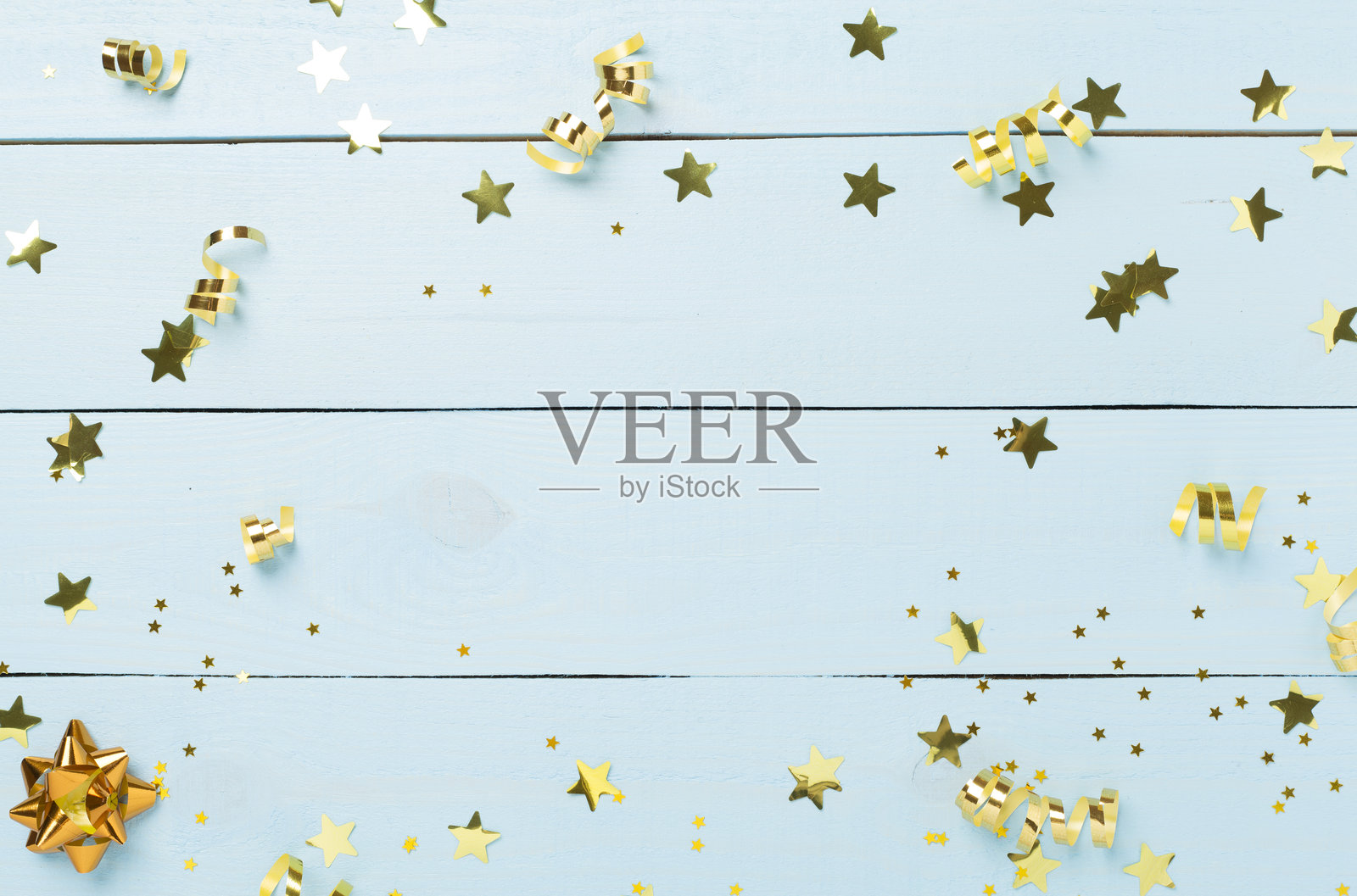 金色彩纸屑在木质背景上，俯视图照片摄影图片