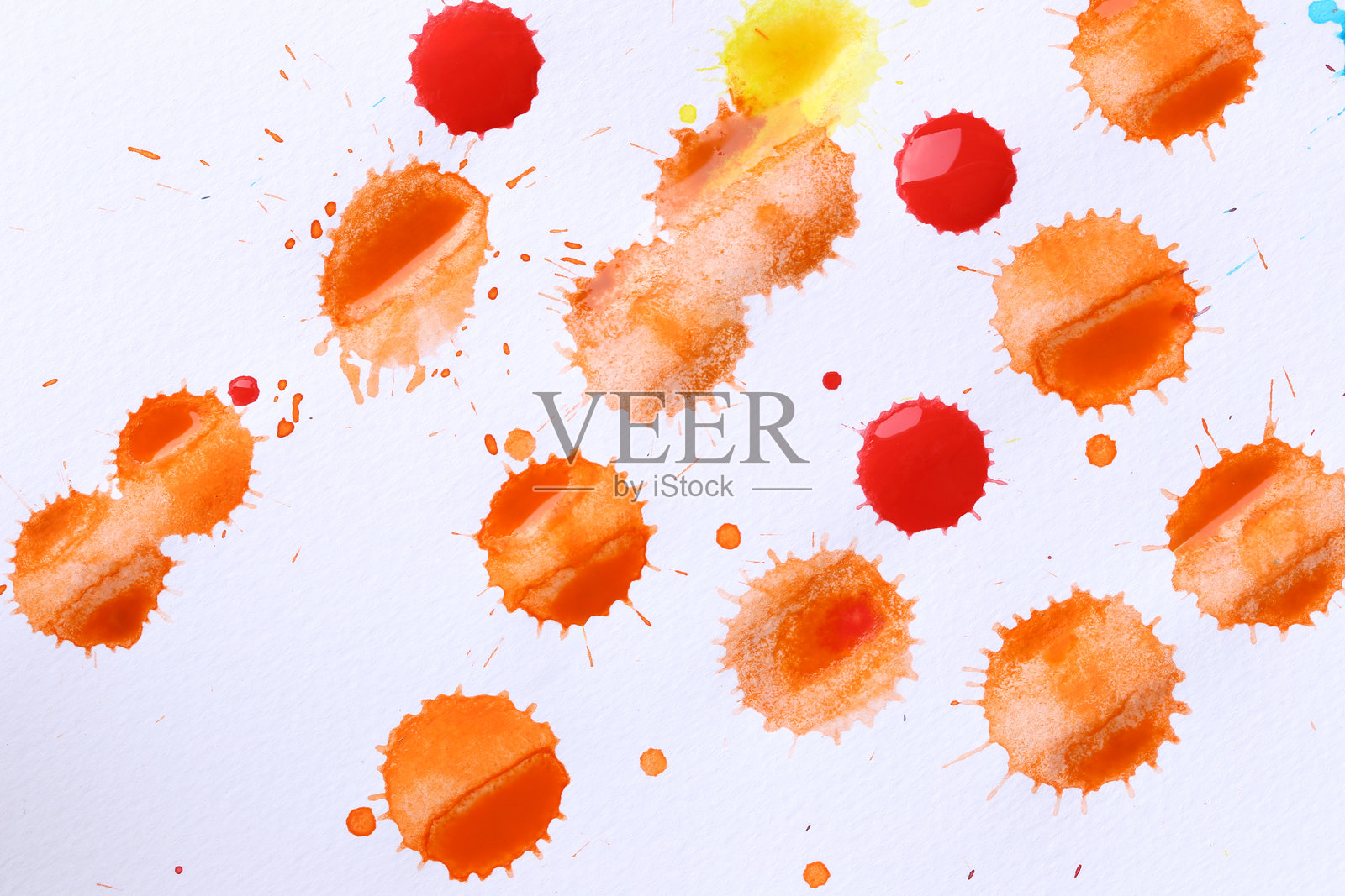 各种颜色的油漆滴落在纸上，造成颜色的扩散。照片摄影图片