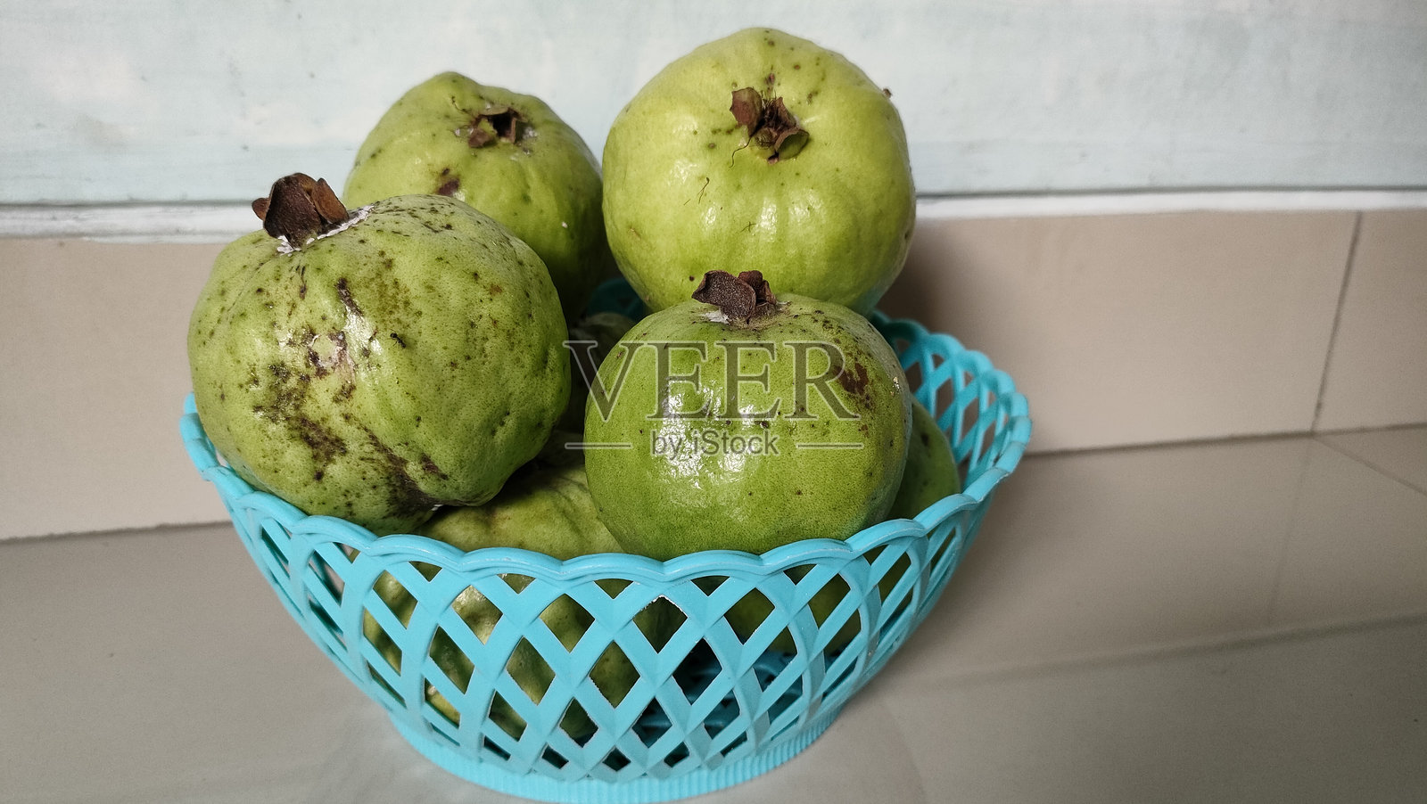 从花园里收获水晶番石榴照片摄影图片