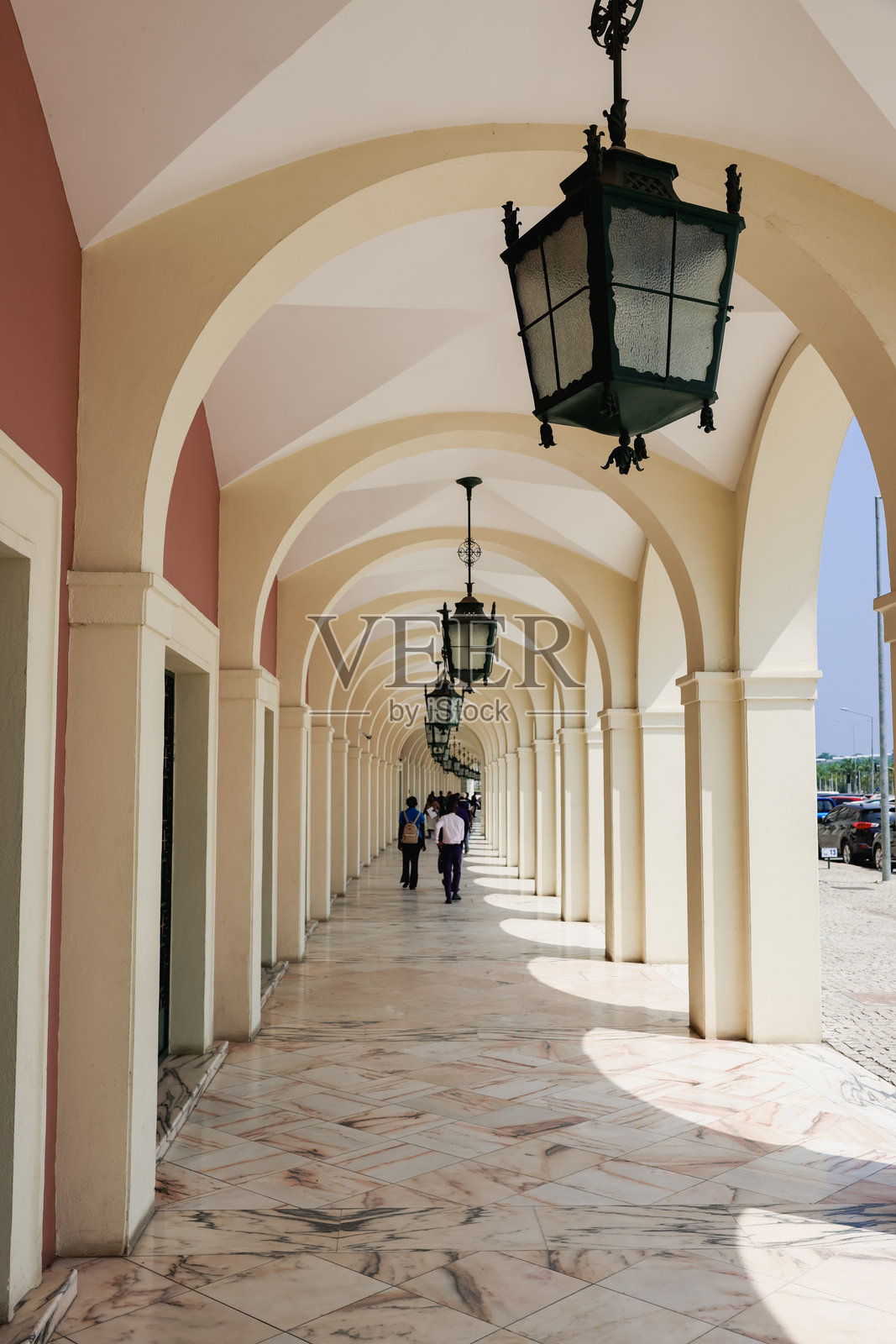 在阳光明媚的日子里，漫步于安哥拉罗安达的历史长廊中照片摄影图片