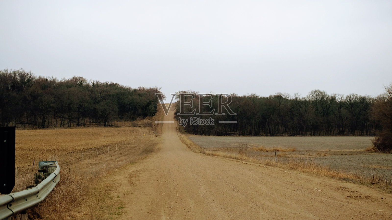 农田旁的土路与天空相映照片摄影图片