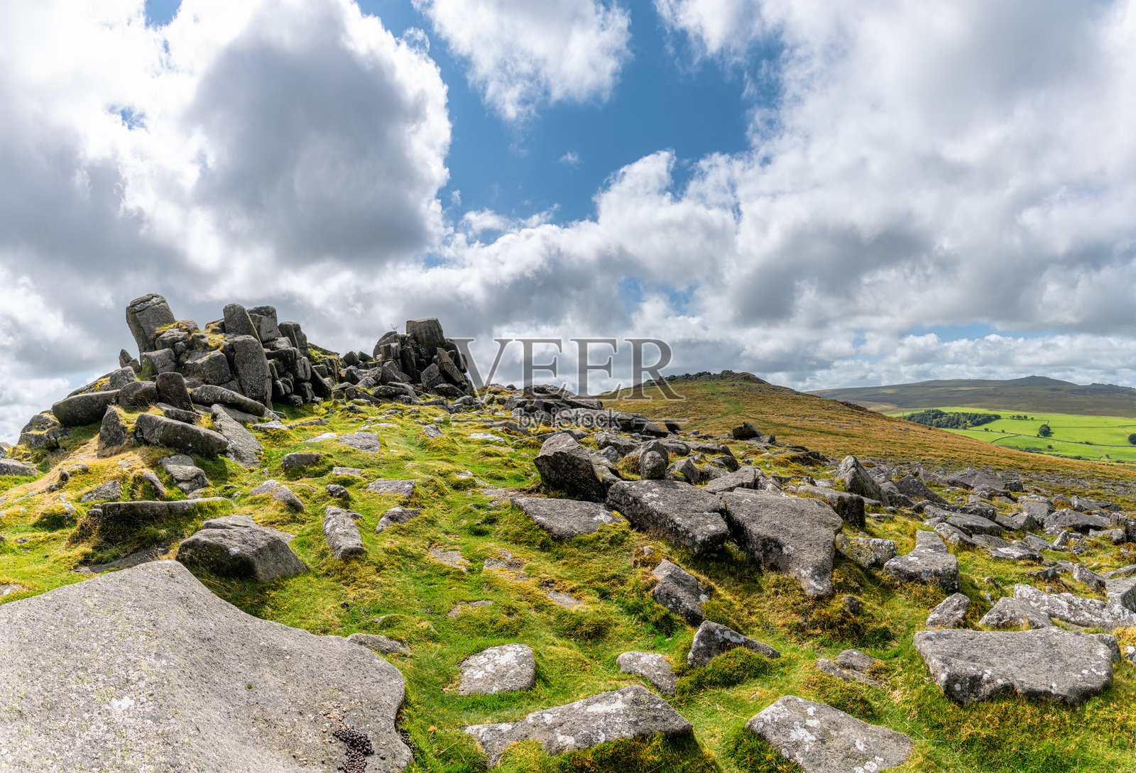 贝尔斯通山的美丽景色，蓝天，达特穆尔国家公园，奥克汉普顿，德文郡照片摄影图片