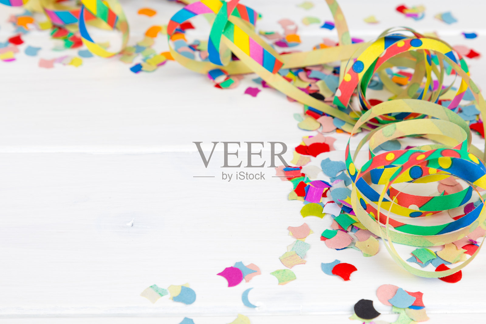 桌子上的多彩纸屑特写照片摄影图片