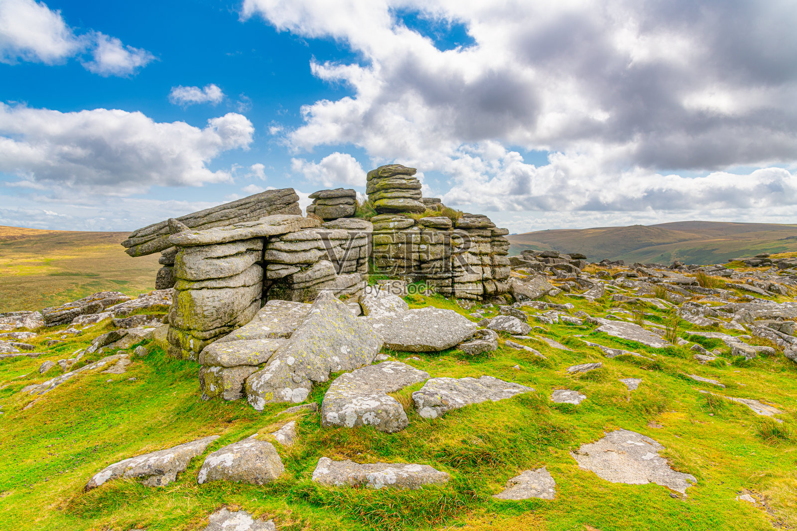 贝尔斯通山的美丽景色，蓝天，达特穆尔国家公园，奥克汉普顿，德文郡照片摄影图片