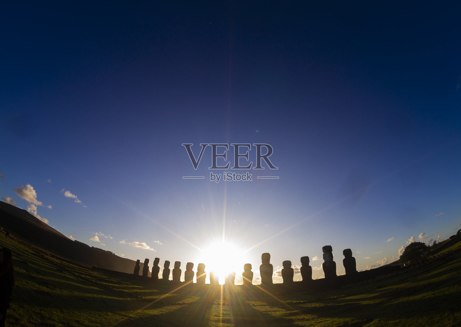 复活节岛拉帕努伊的阿胡通加里基摩艾在夏日的美丽日出/日落景观。照片摄影图片