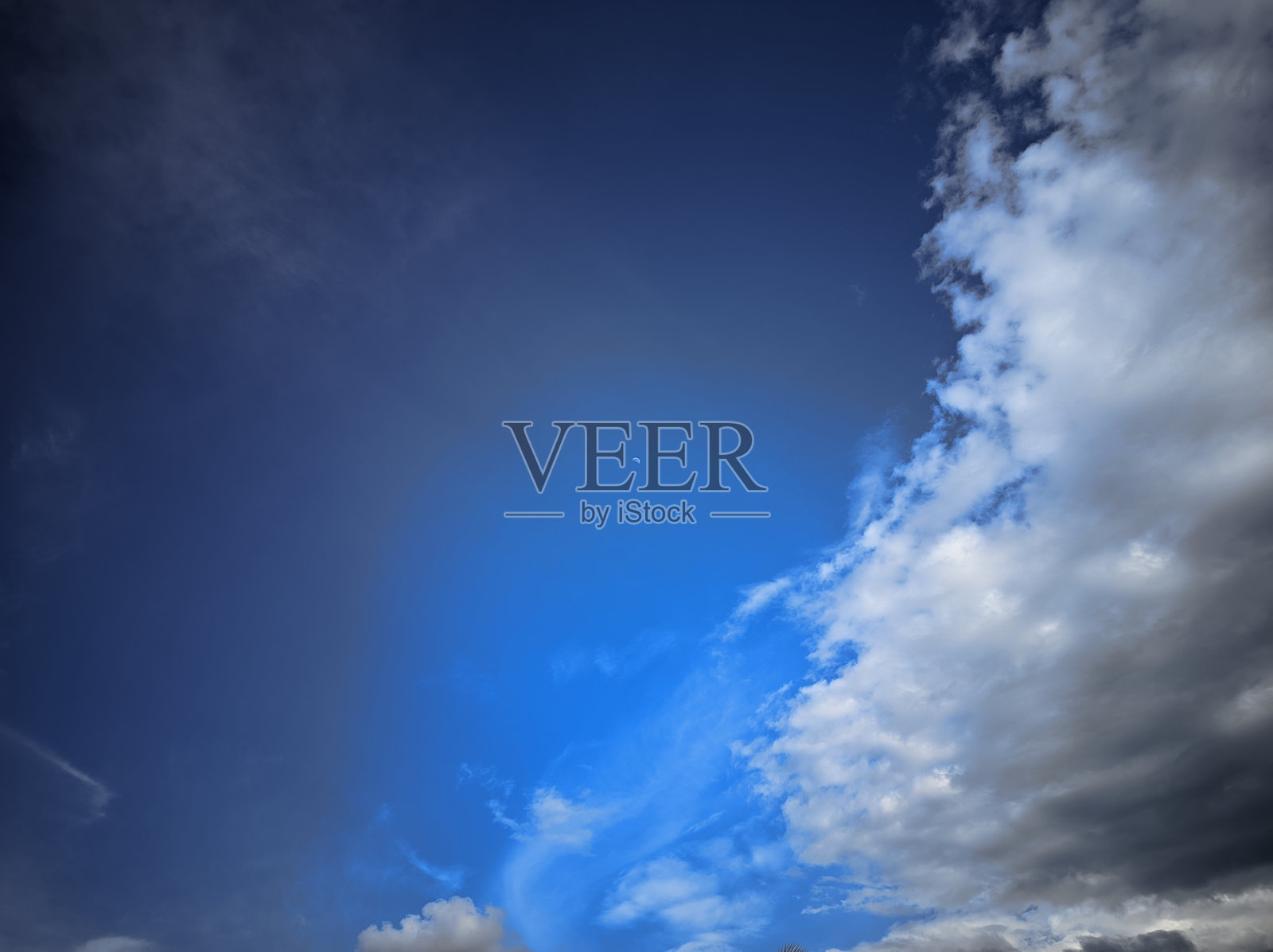 美丽的蓝天和白云。照片摄影图片