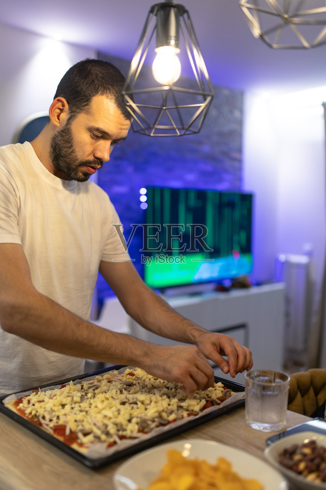 完成自制披萨，撒上奶酪照片摄影图片