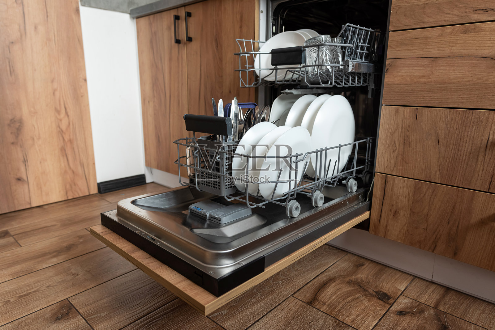 带有内置开放式洗碗机和干净餐具的厨房照片摄影图片