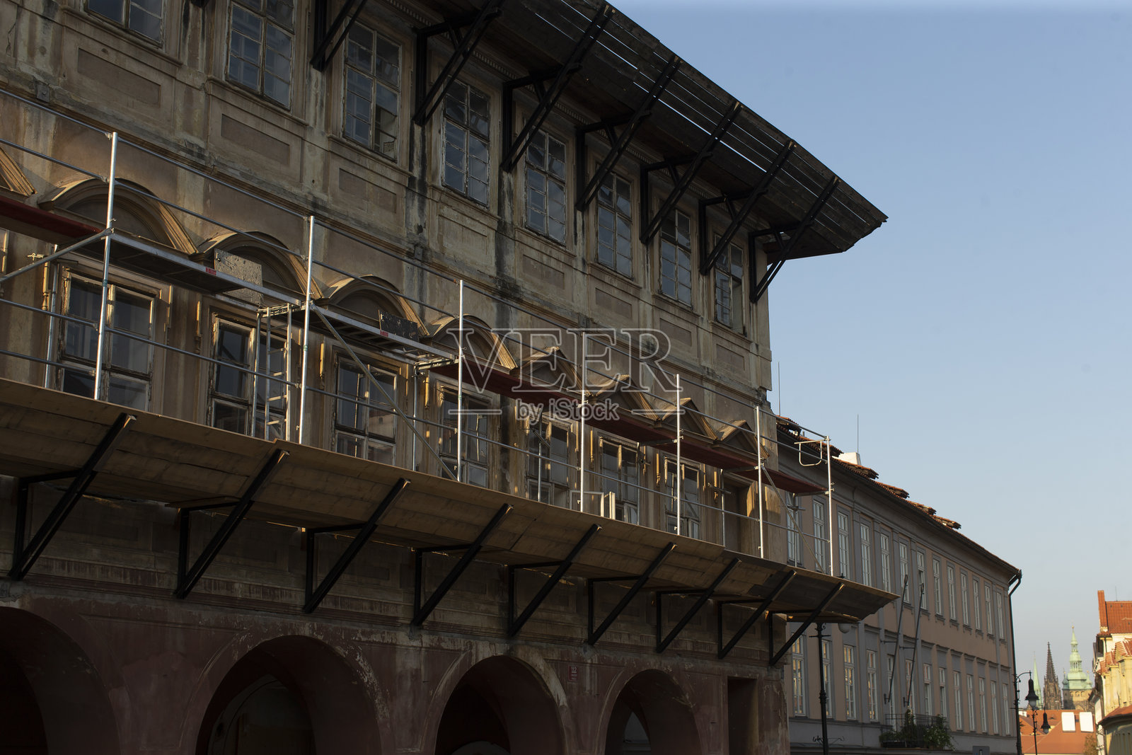 一座带有拱门和阳台的大楼即将完工照片摄影图片