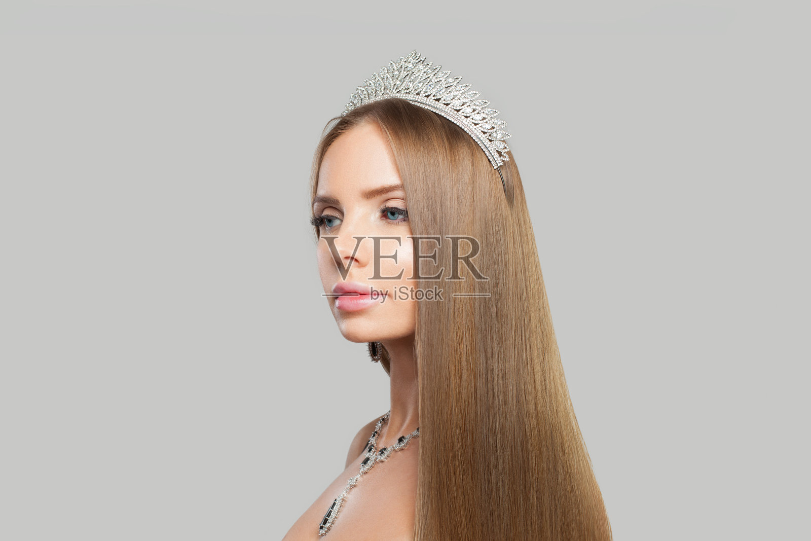 华丽的珠宝女性，长发健康，佩戴着奢华的珠宝项链。奢华、优雅、配饰和珠宝概念。照片摄影图片