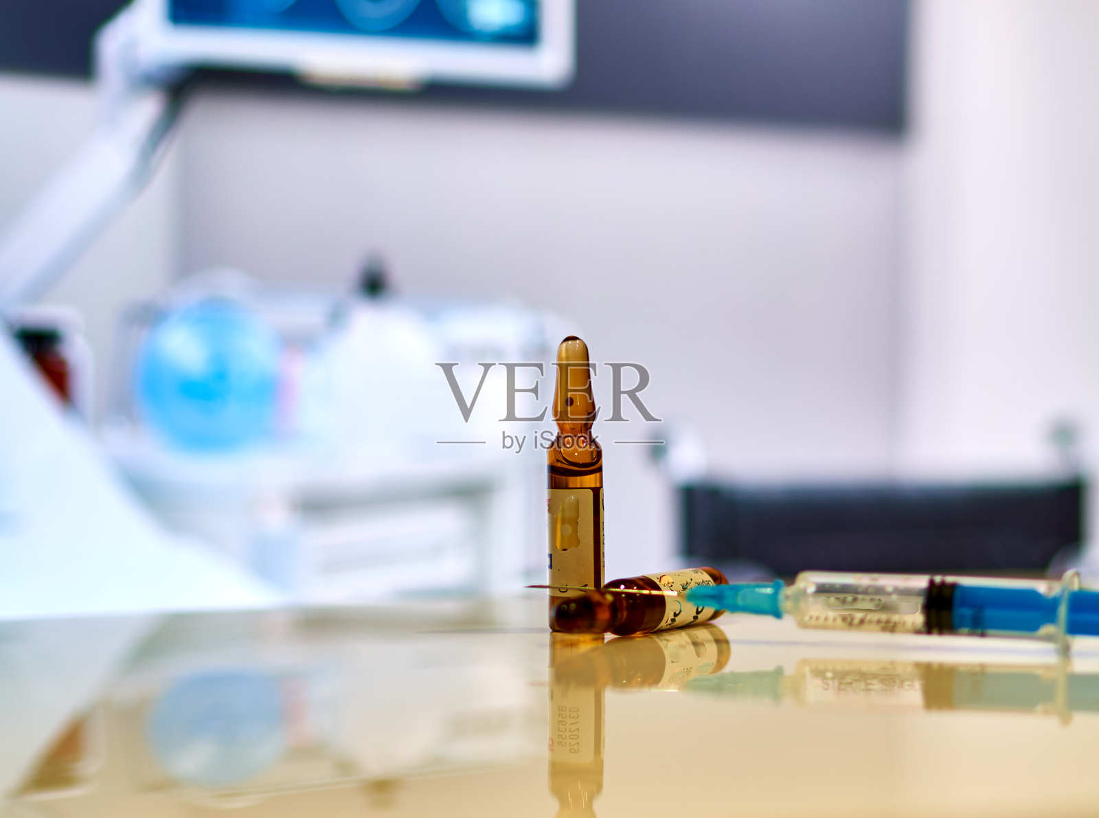 医院病房内桌上的安瓿瓶和注射器照片摄影图片