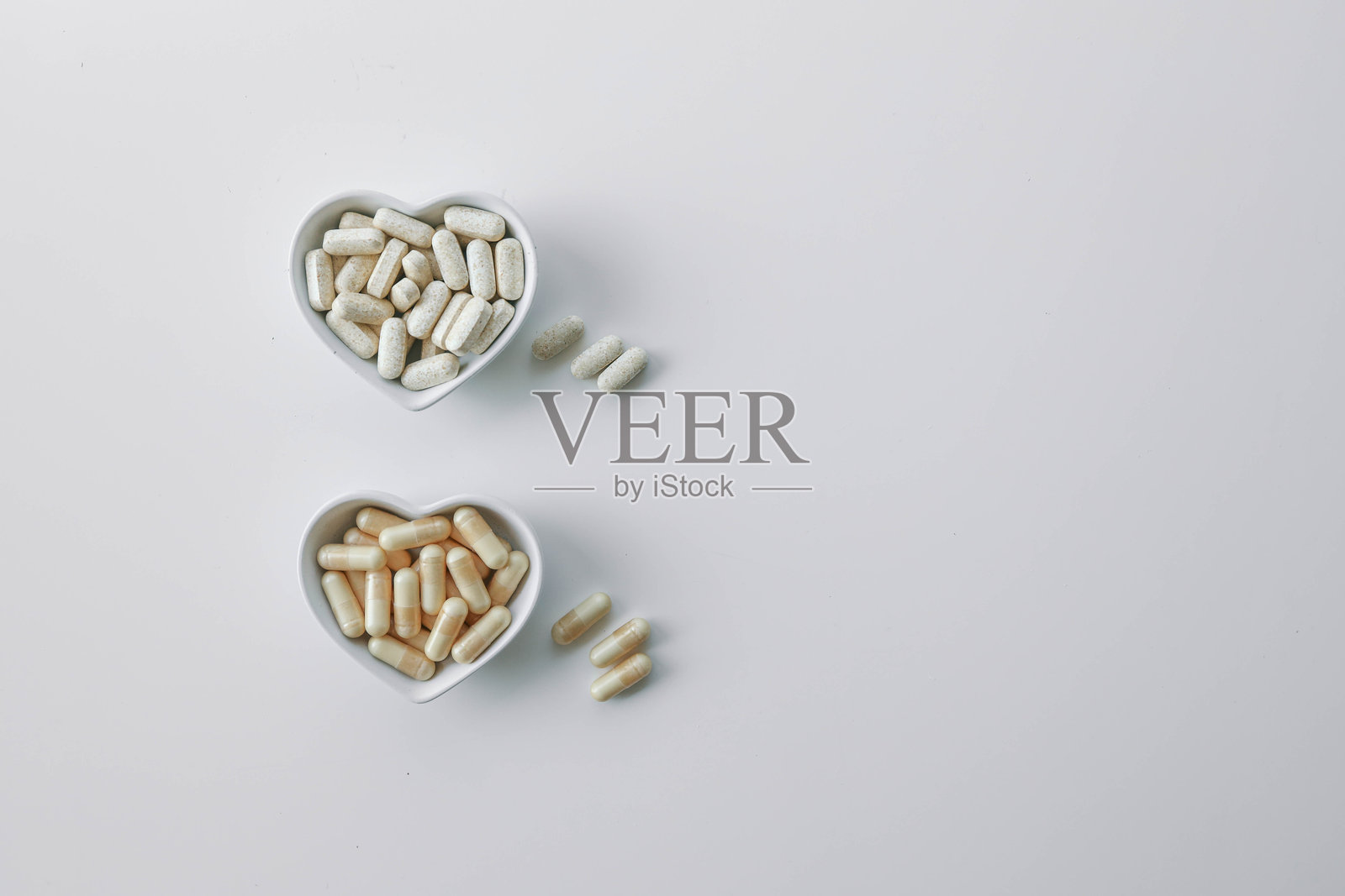 白色背景上的药片和维生素，广告横幅，制药产品照片摄影图片