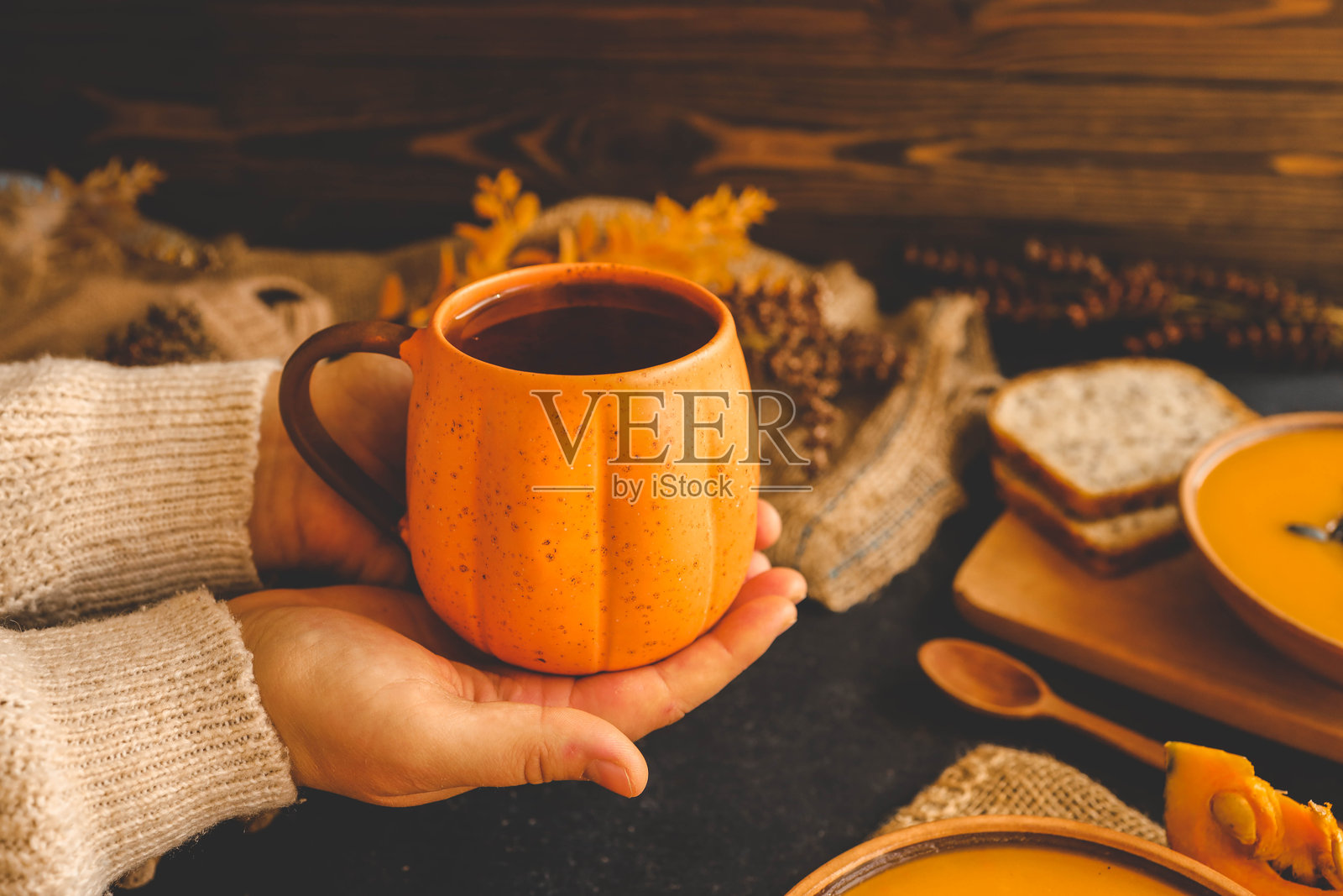 手中捧着一杯茶，秋天的氛围照片摄影图片