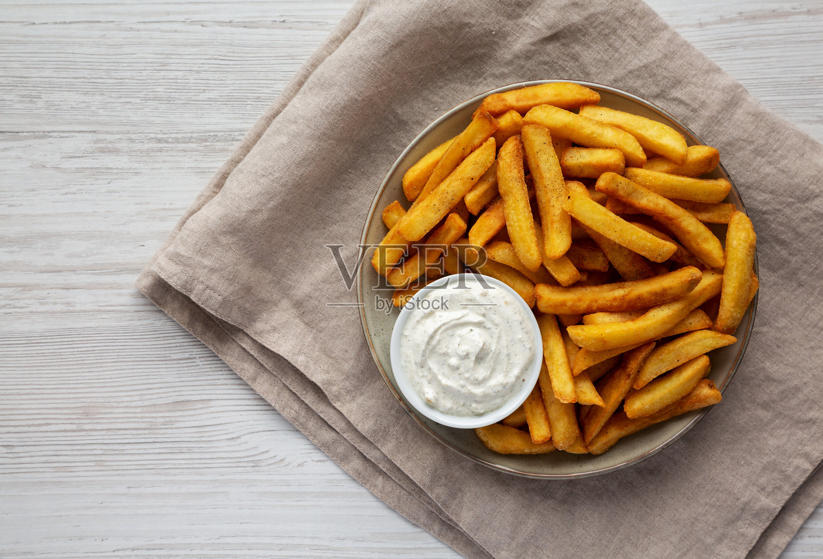 自制法式薯条配牧场沙拉酱，放在盘子上，俯视图。平铺，顶部视角，留白空间。照片摄影图片