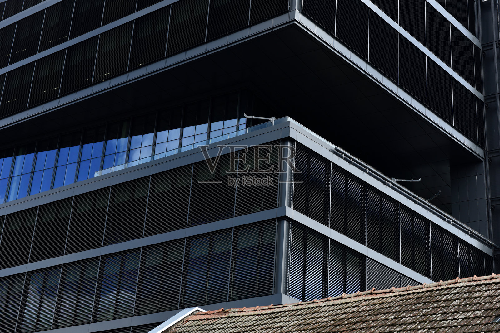 现代钢铁商业金融大楼外立面细节照片摄影图片