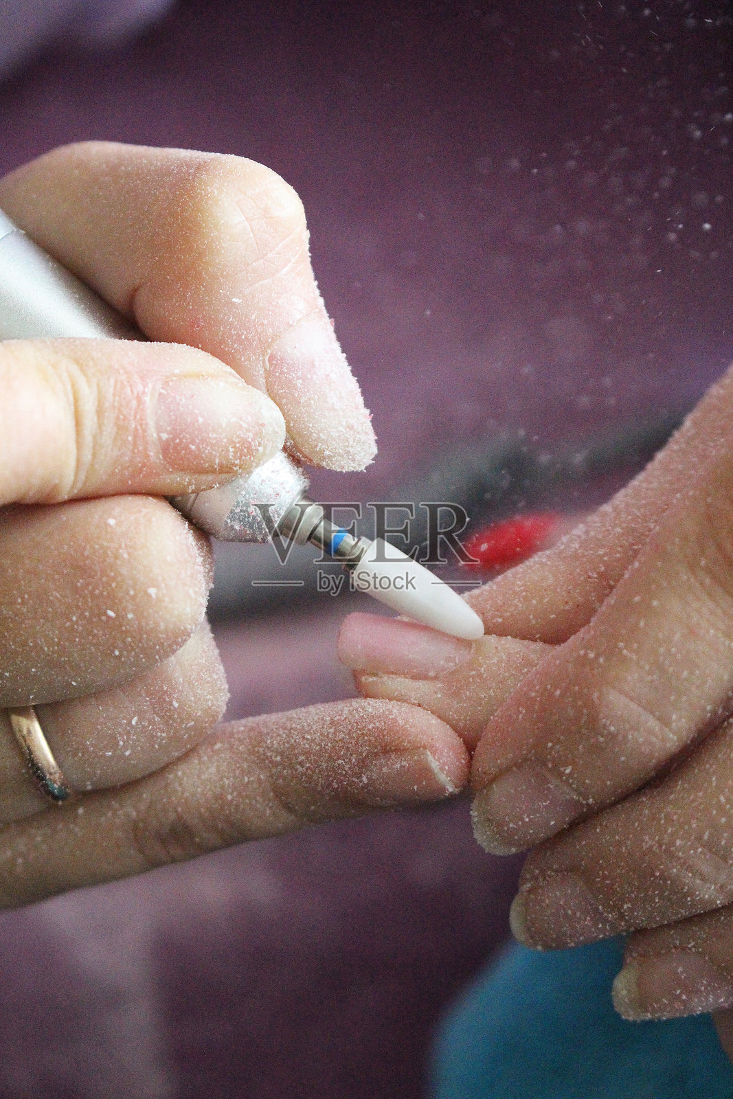 美甲师涂抹凝胶指甲油，涂抹丙烯酸指甲油照片摄影图片