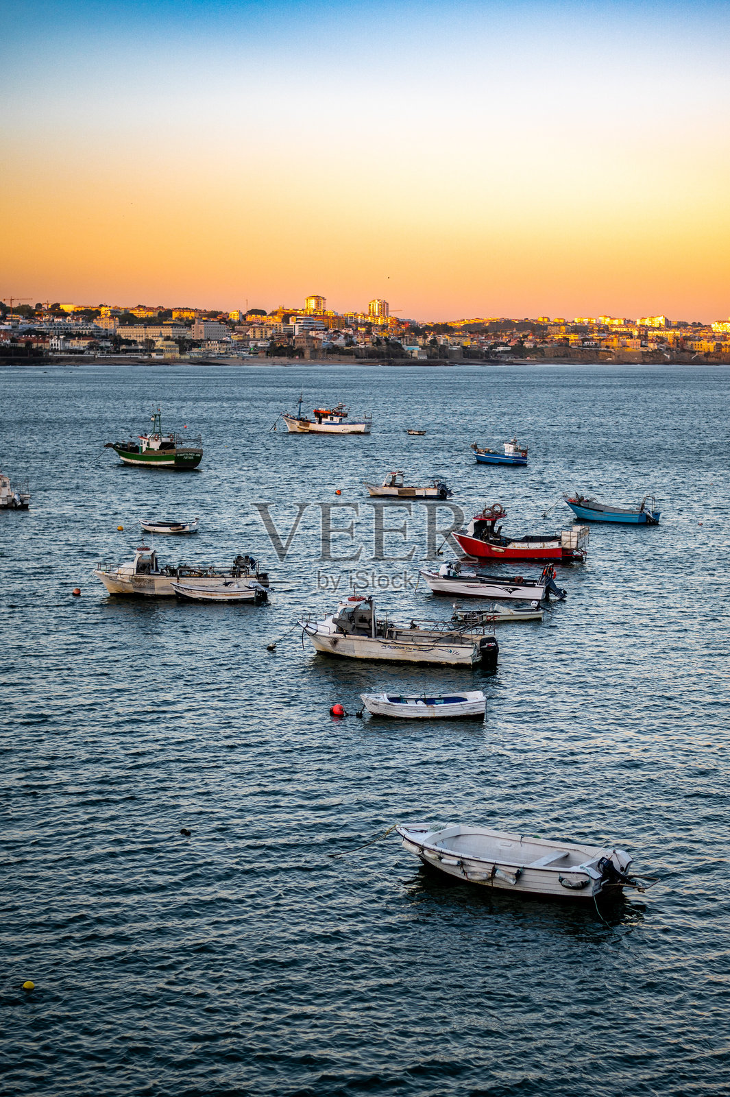 美丽的葡萄牙卡斯凯什老城海岸，夏日黄昏时分照片摄影图片