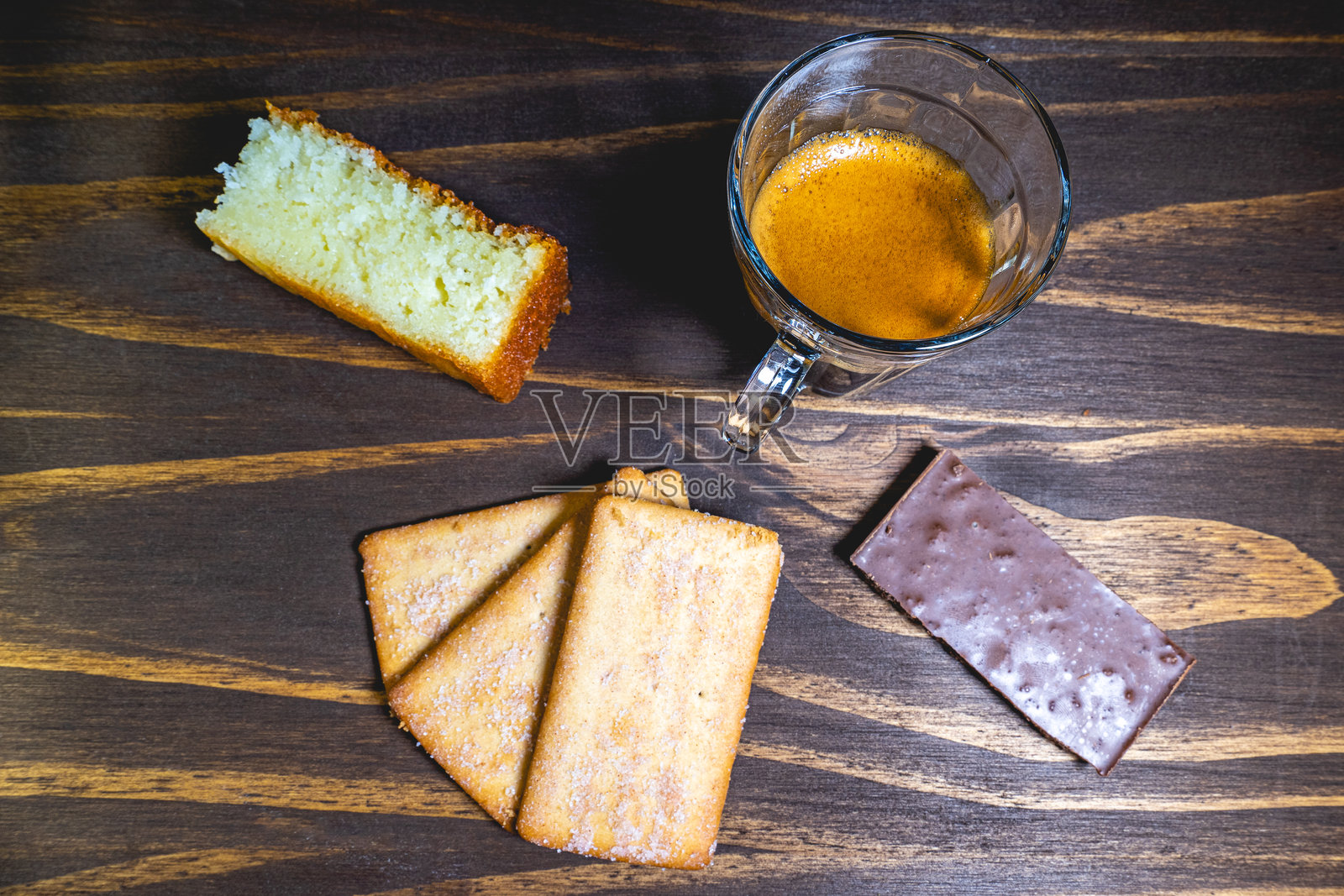 一杯浓缩咖啡配一块蛋糕、三块饼干和一块巧克力照片摄影图片