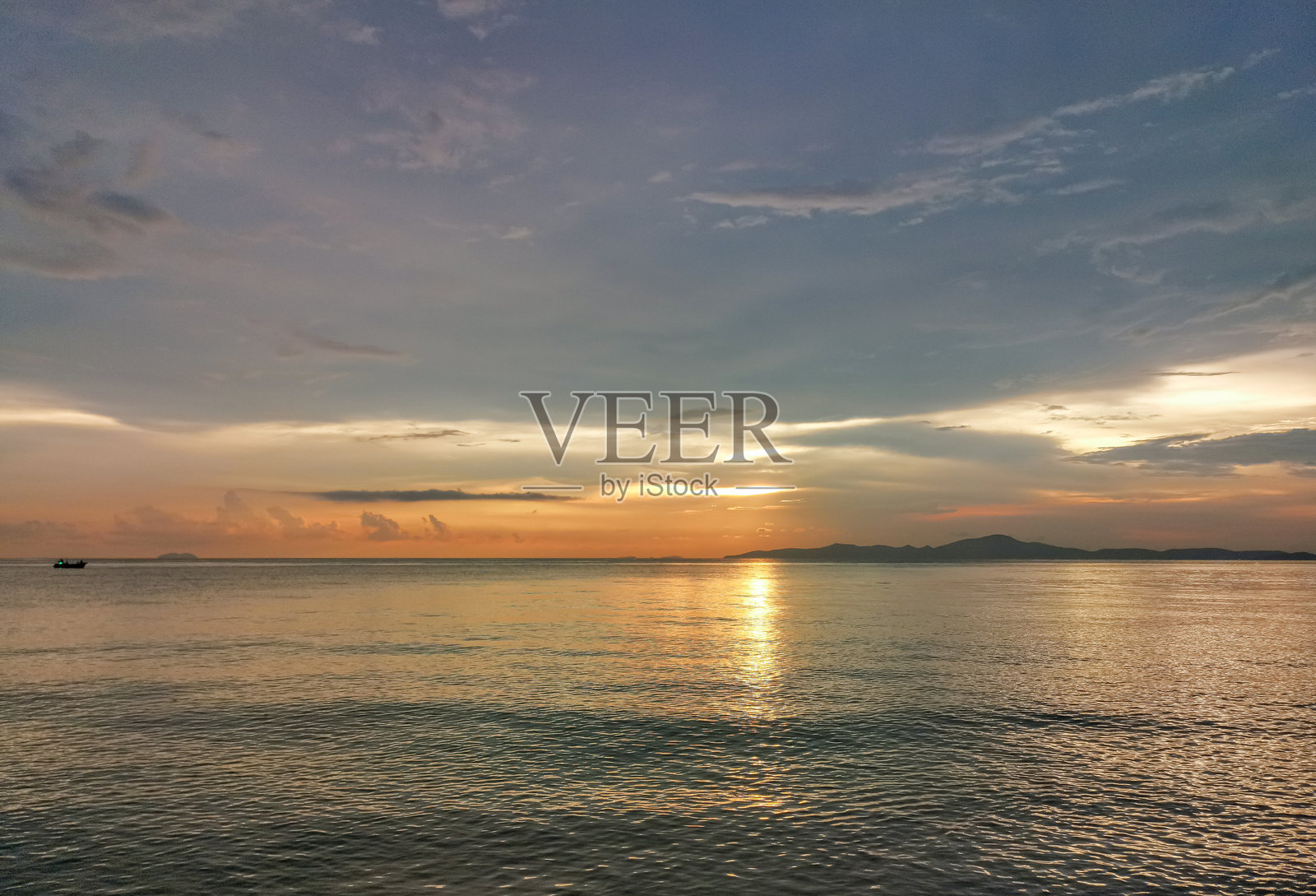 湖泊上方有多云的天空照片摄影图片