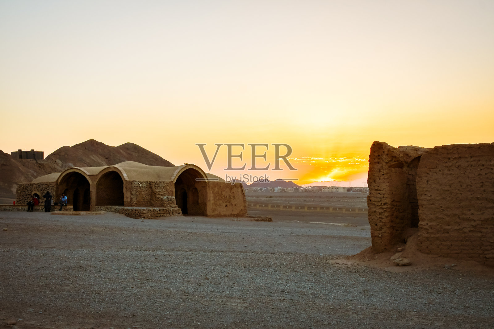 伊朗亚兹德：琐罗亚斯德教寂静塔遗址照片摄影图片