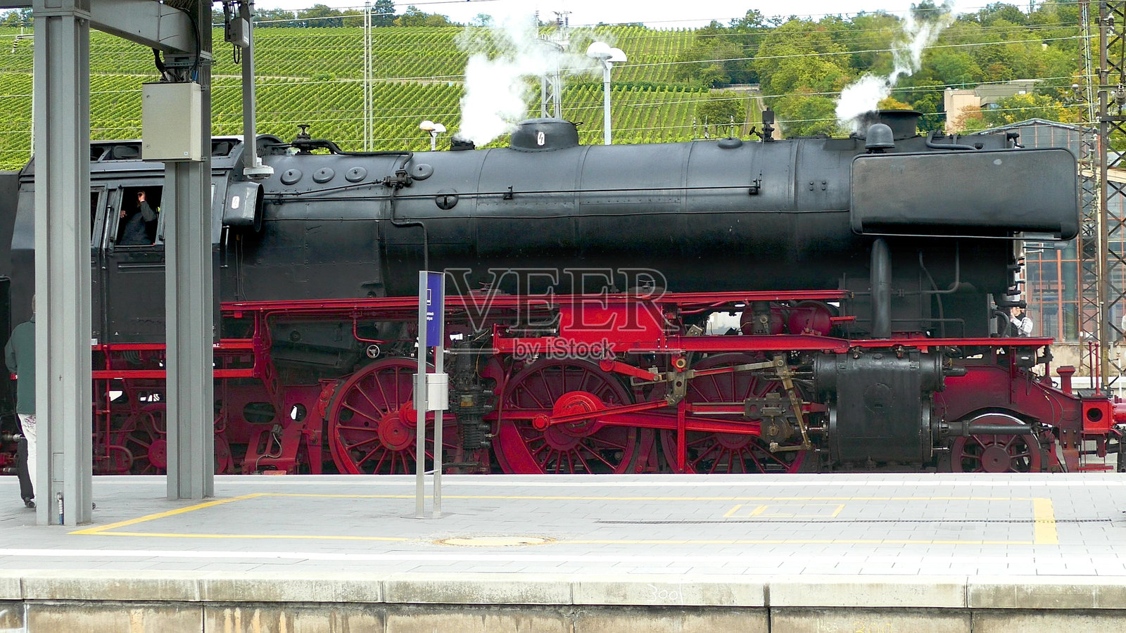 历史蒸汽火车在车站等待。照片摄影图片