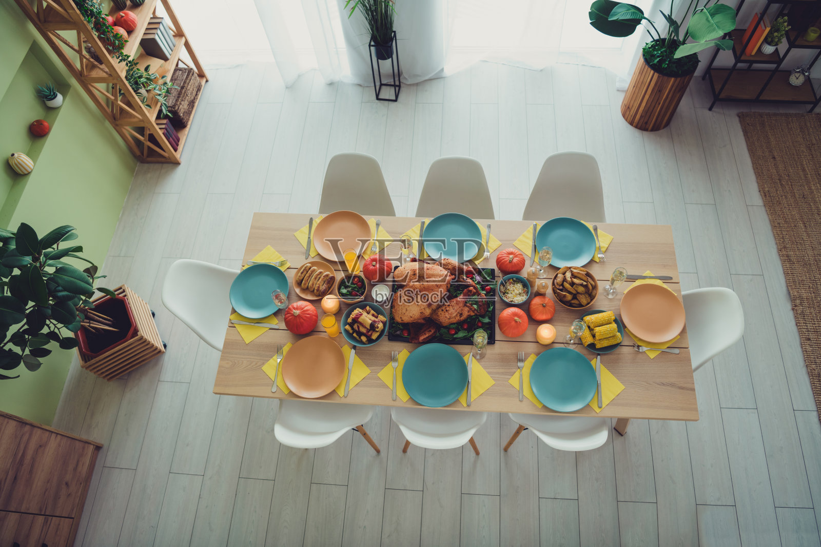 高角度拍摄的感恩节家庭庆祝活动大餐桌，室内家居环境照片摄影图片