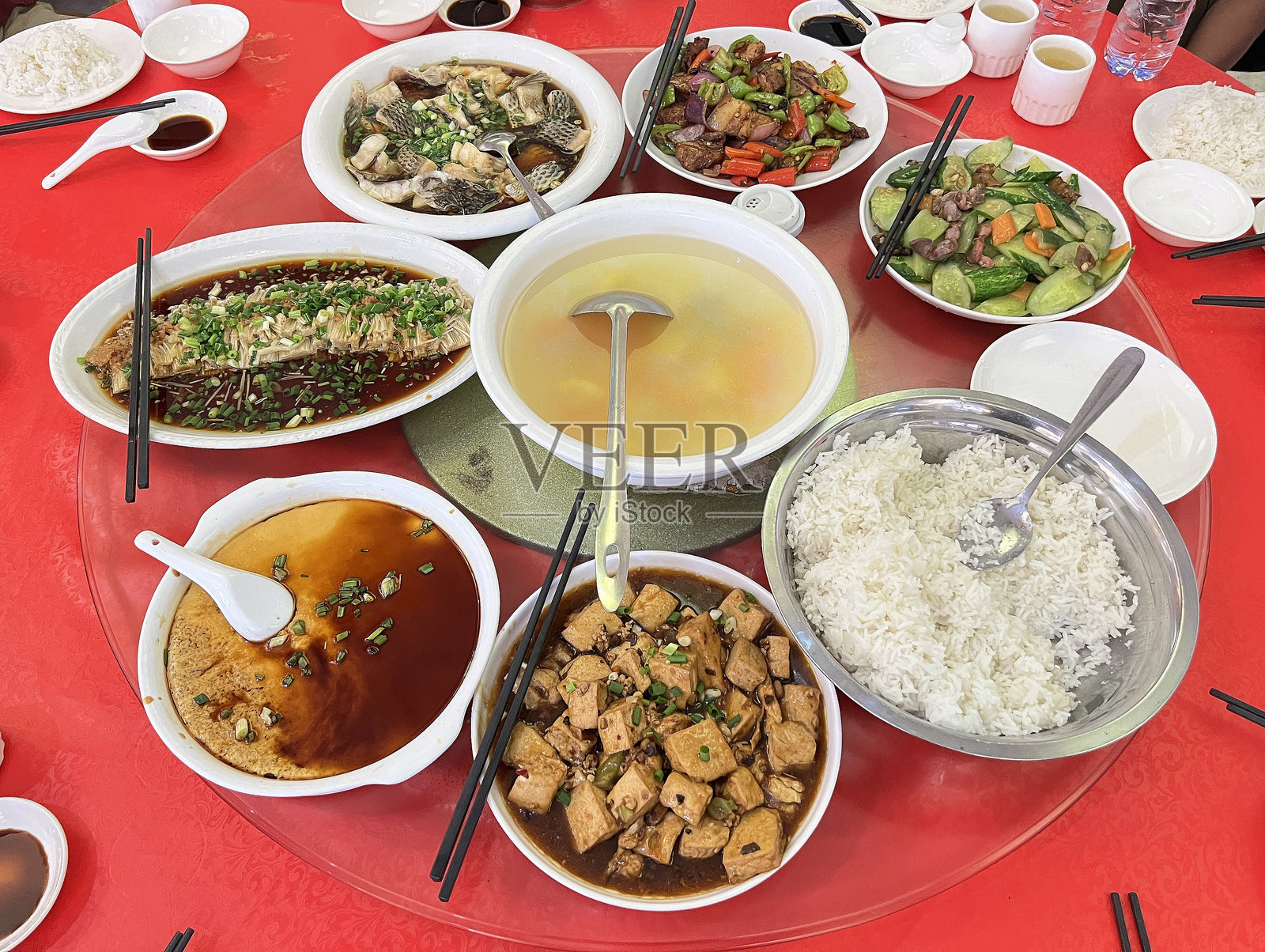 传统的中国宴席，包括米饭、汤、蔬菜和海鲜照片摄影图片