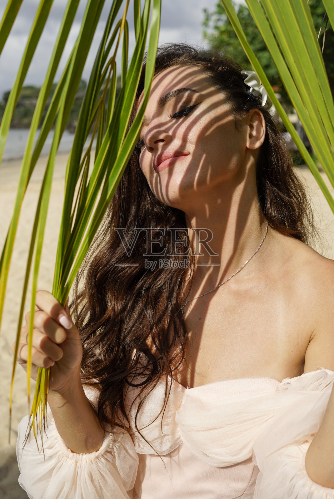 在温暖的阳光下，新娘面带微笑。照片摄影图片