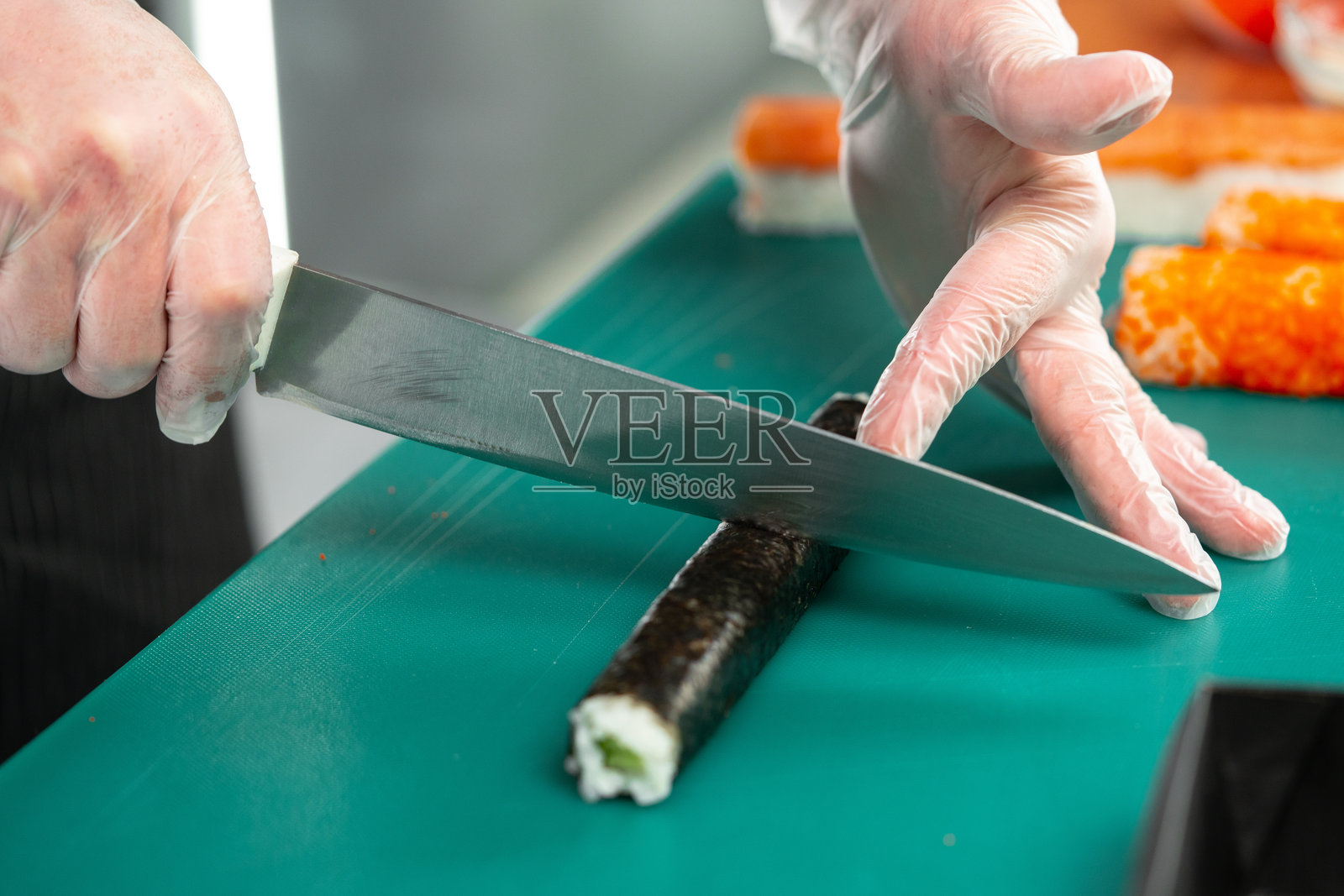 在烹饪工作室用新鲜食材制作寿司卷照片摄影图片