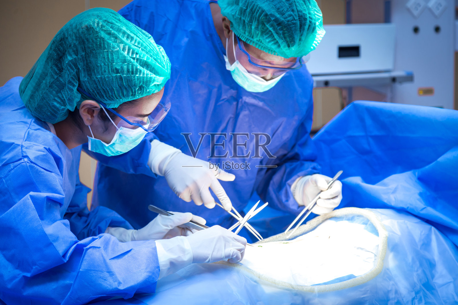 外科医生在手术室工作照片摄影图片