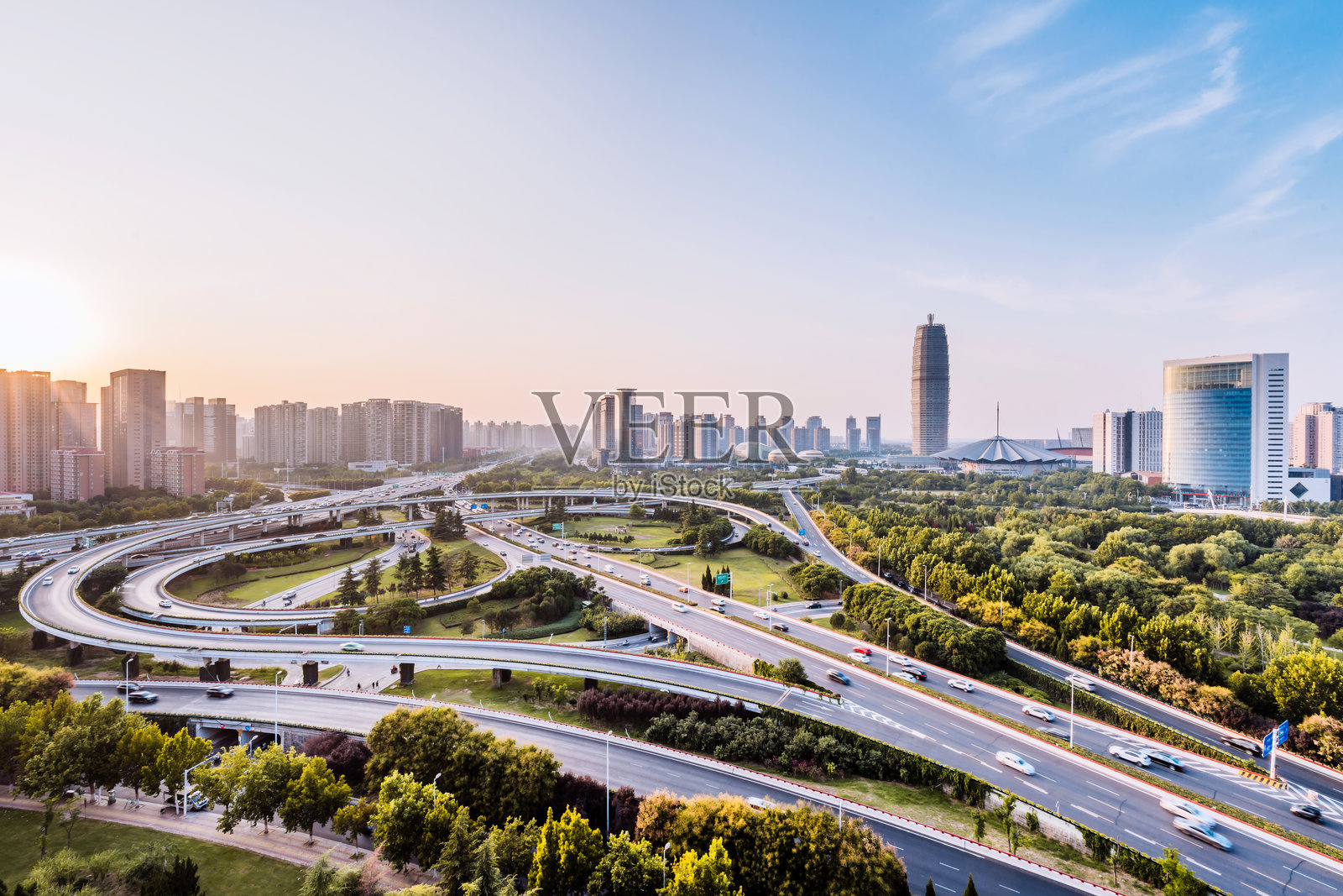 中国河南省郑州郑东新区高角度黄昏天际线与立交桥的景观照片摄影图片