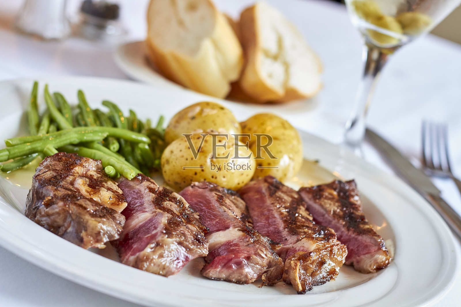 嫩煎牛排（五分熟）照片摄影图片