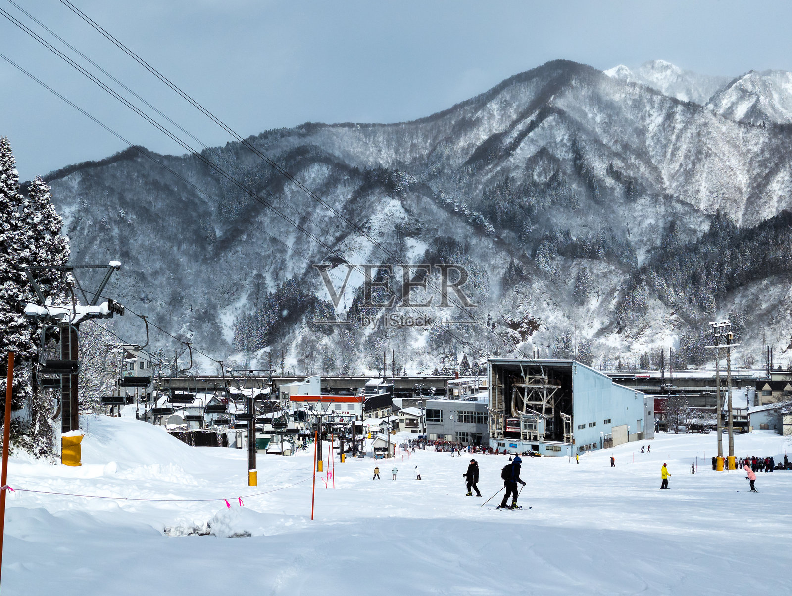 日本新潟县的汤泽高原，初学者和学习者在滑雪道和练习坡道上滑雪和单板滑雪。照片摄影图片