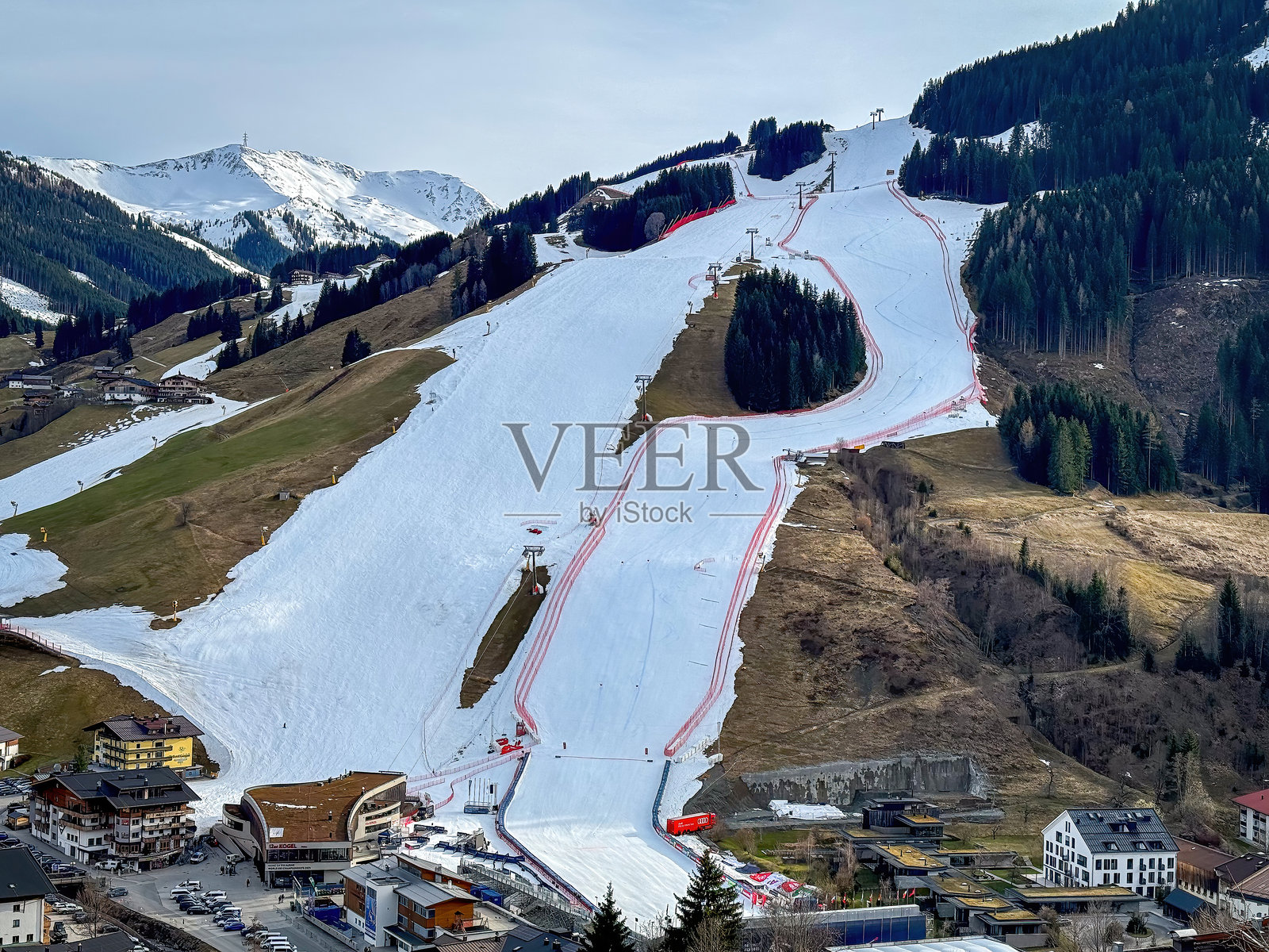奥地利萨尔巴赫-兴特格莱姆的高山滑雪世界杯赛道的终点斜坡照片摄影图片