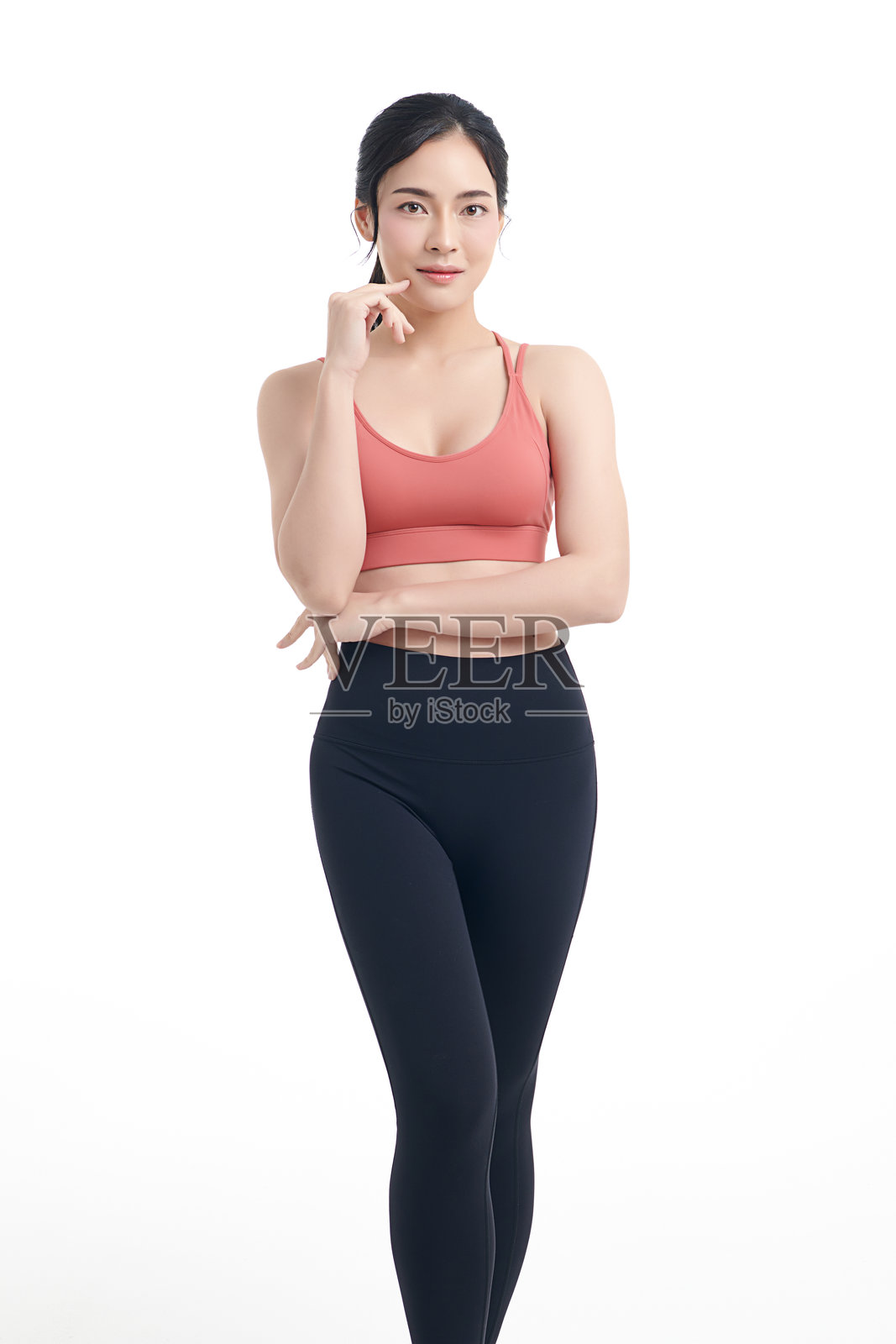 美丽的年轻亚洲运动女性穿着运动服，准备在白色背景下锻炼，广告运动服和瑜伽服，健康生活方式，运动。照片摄影图片