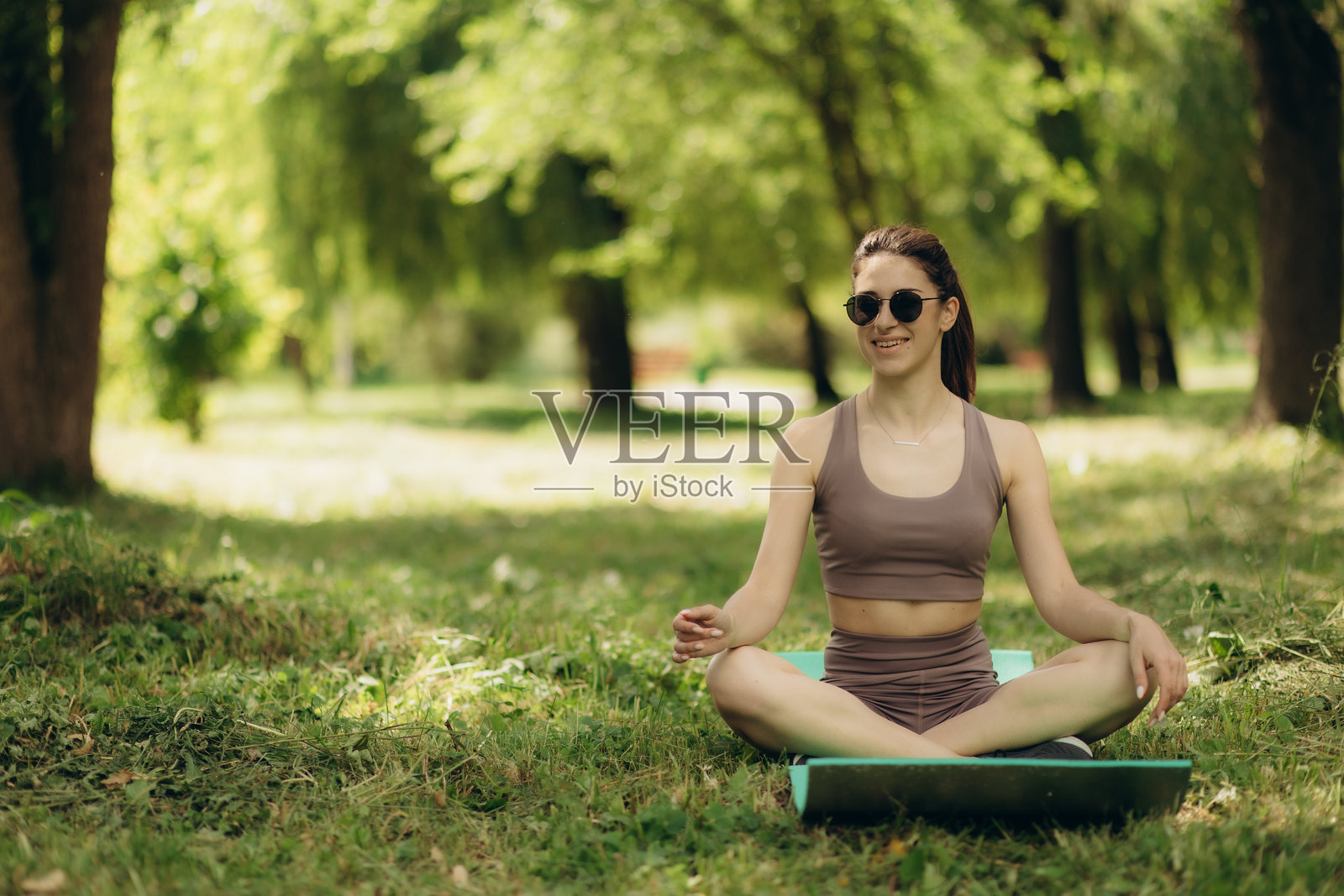 在公园里做运动的快乐微笑女性照片摄影图片