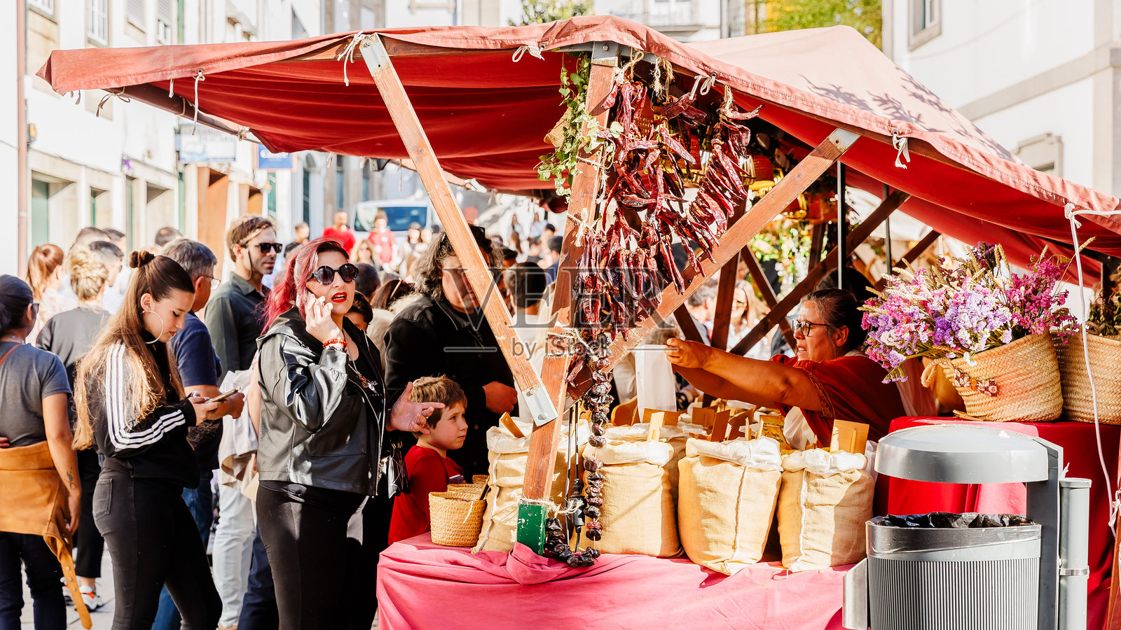 2024年葡萄牙布拉加罗马节的街头小贩照片摄影图片