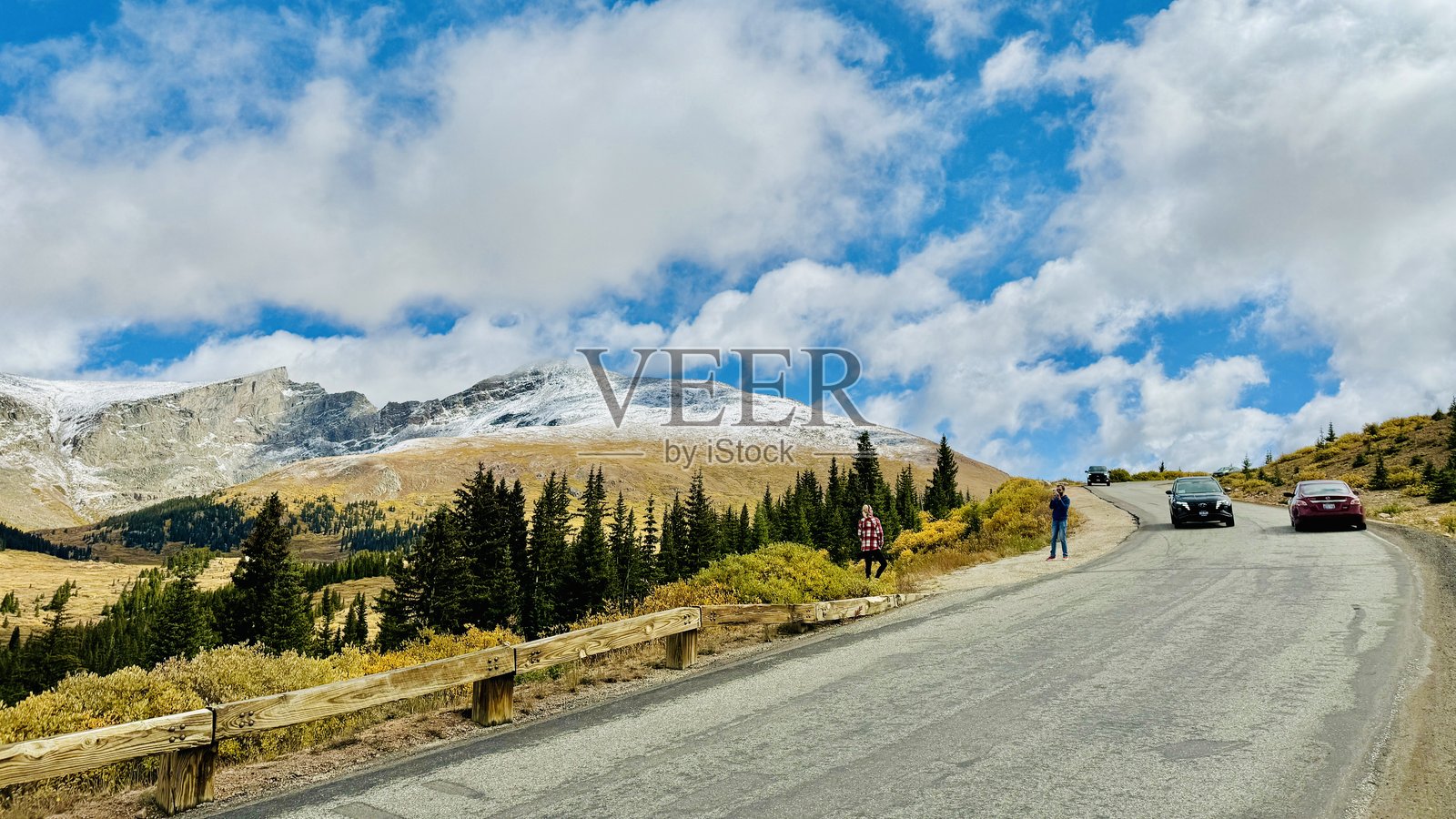 游客在科罗拉多州的关内拉山口拍照照片摄影图片