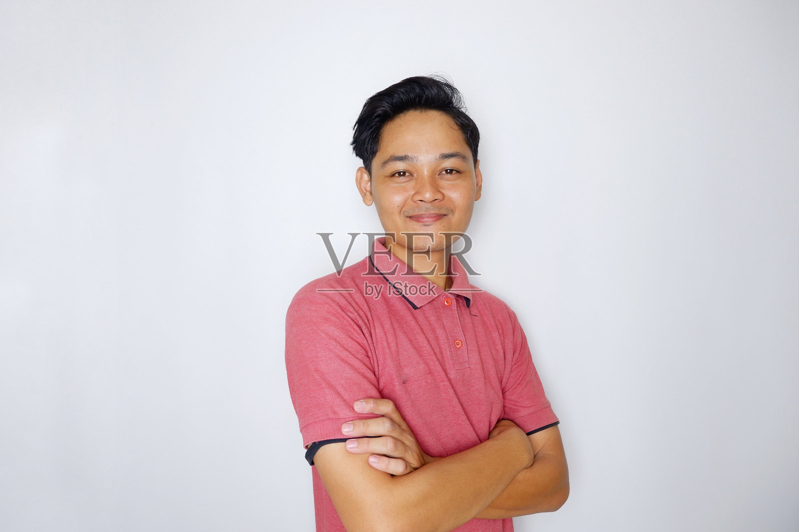 穿着红色衬衫的亚洲印度尼西亚成年男子的随机表情，背景为白色。照片摄影图片