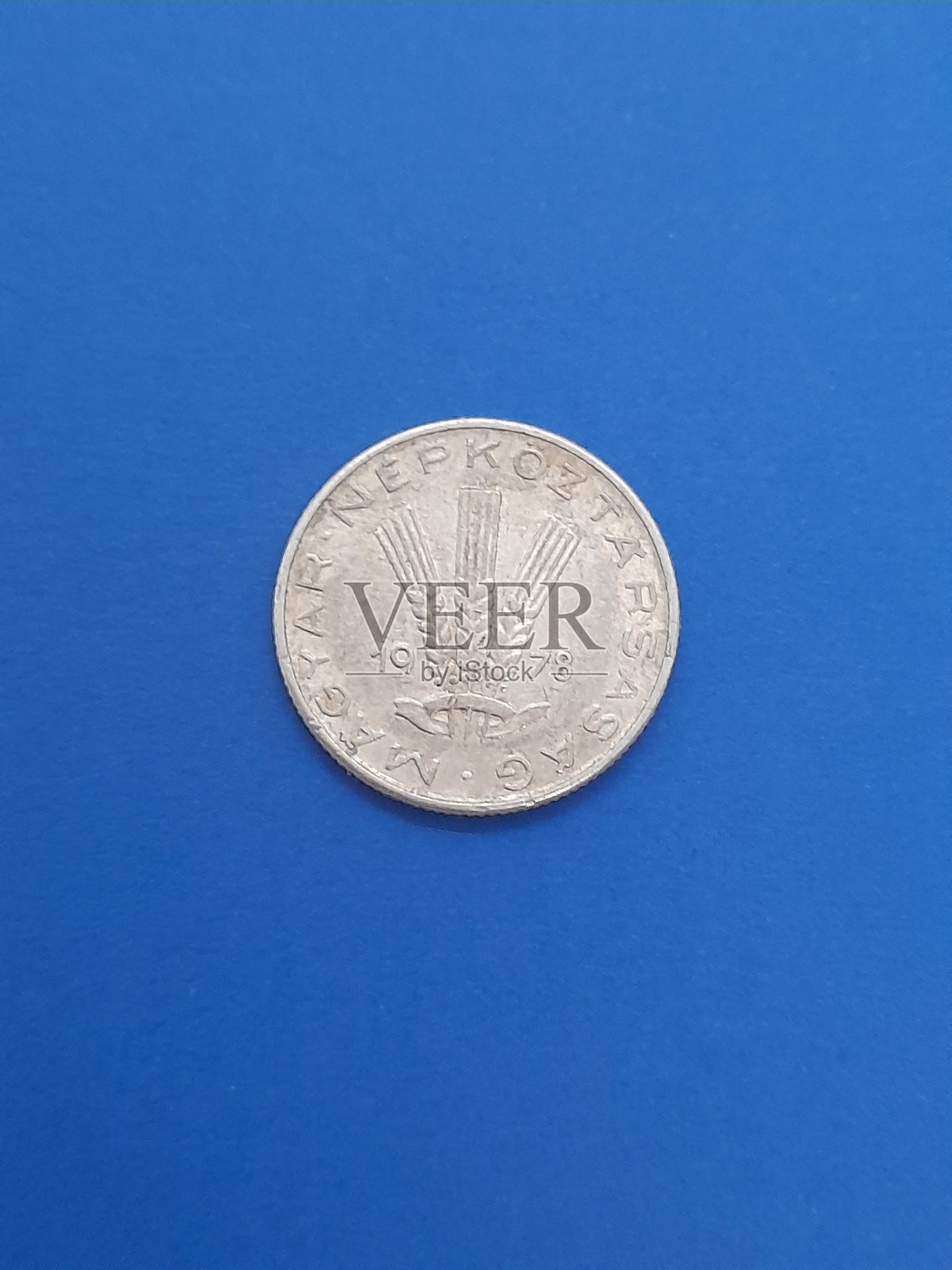 蓝色背景下的旧20福林硬币照片摄影图片