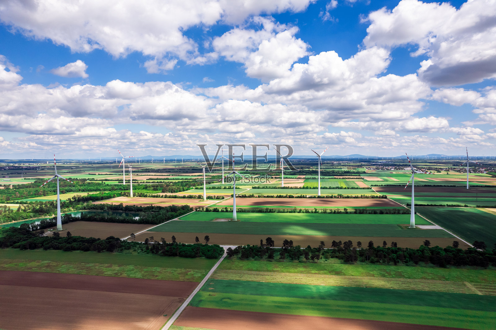 农业景观中的风力涡轮机照片摄影图片