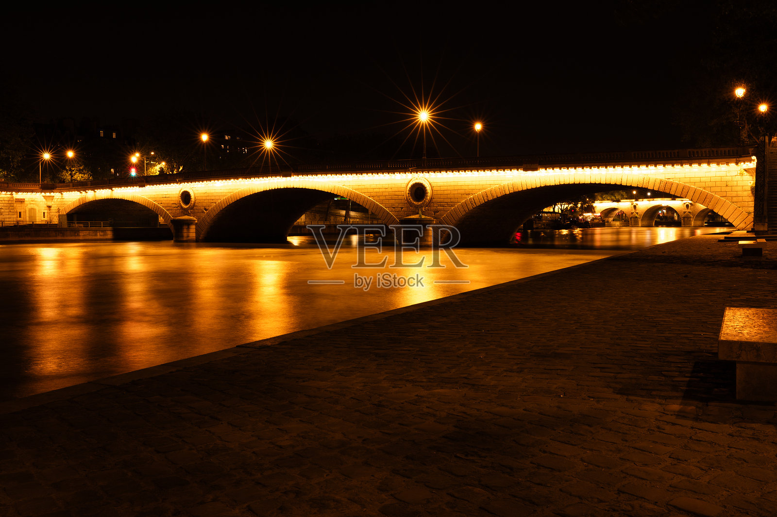 塞纳河夜景的倒影照片摄影图片