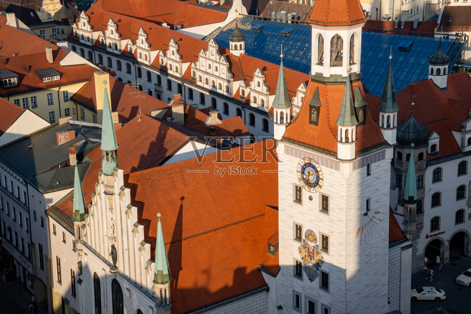 从慕尼黑巴伐利亚德国的老彼得教堂塔楼俯瞰老市政厅和老城区的山形屋顶全景照片摄影图片