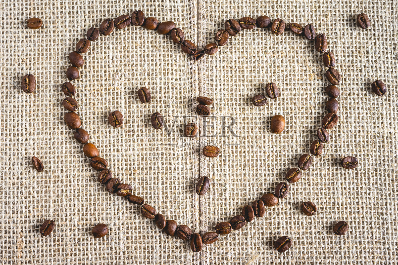 咖啡豆摆成心形照片摄影图片