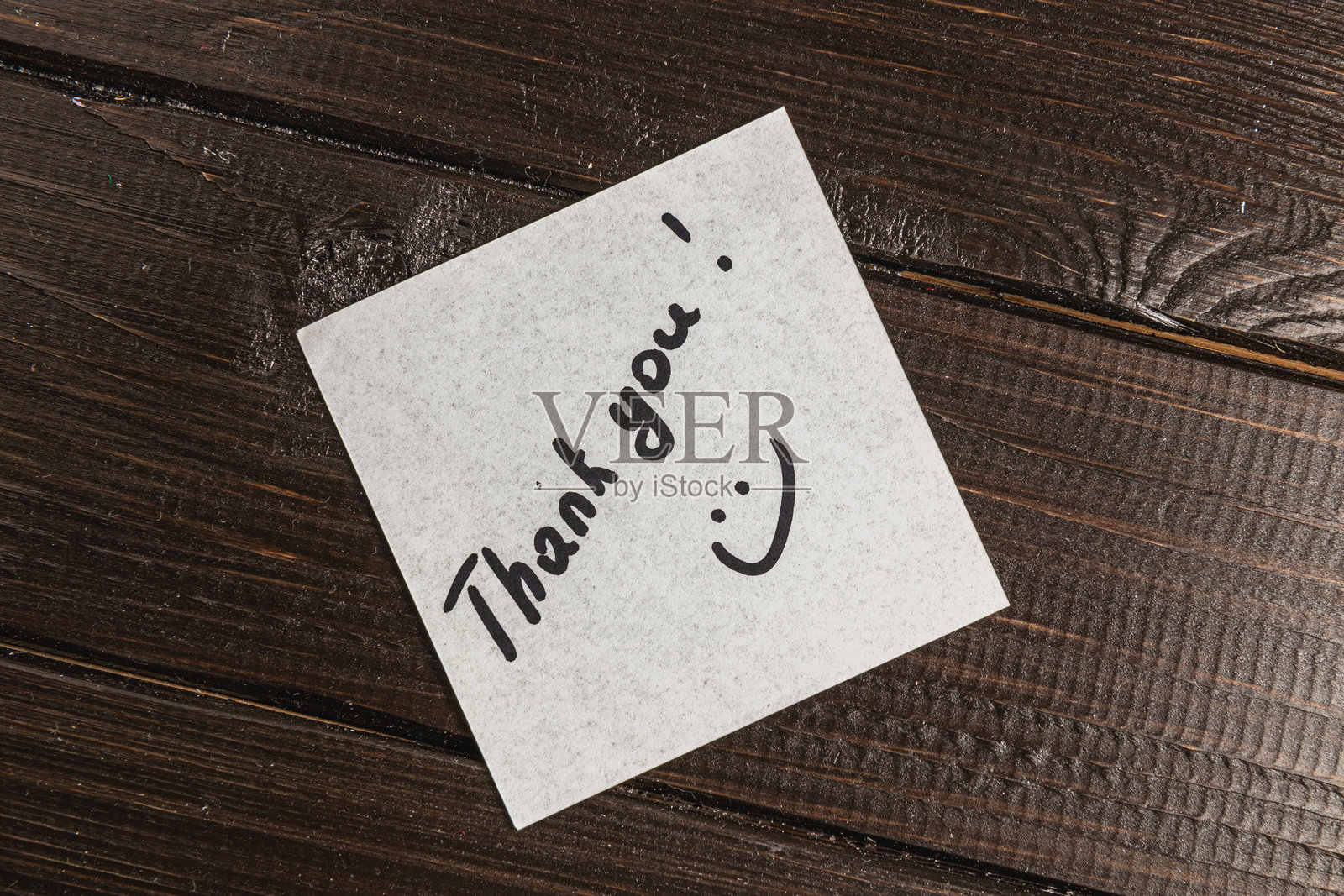 木桌上的白色感谢卡照片摄影图片