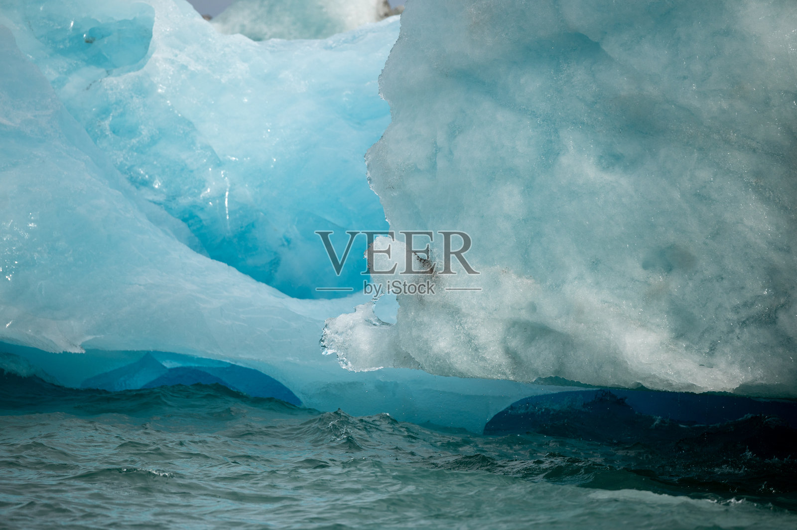 冰岛冰川湖中的漂浮冰山照片摄影图片