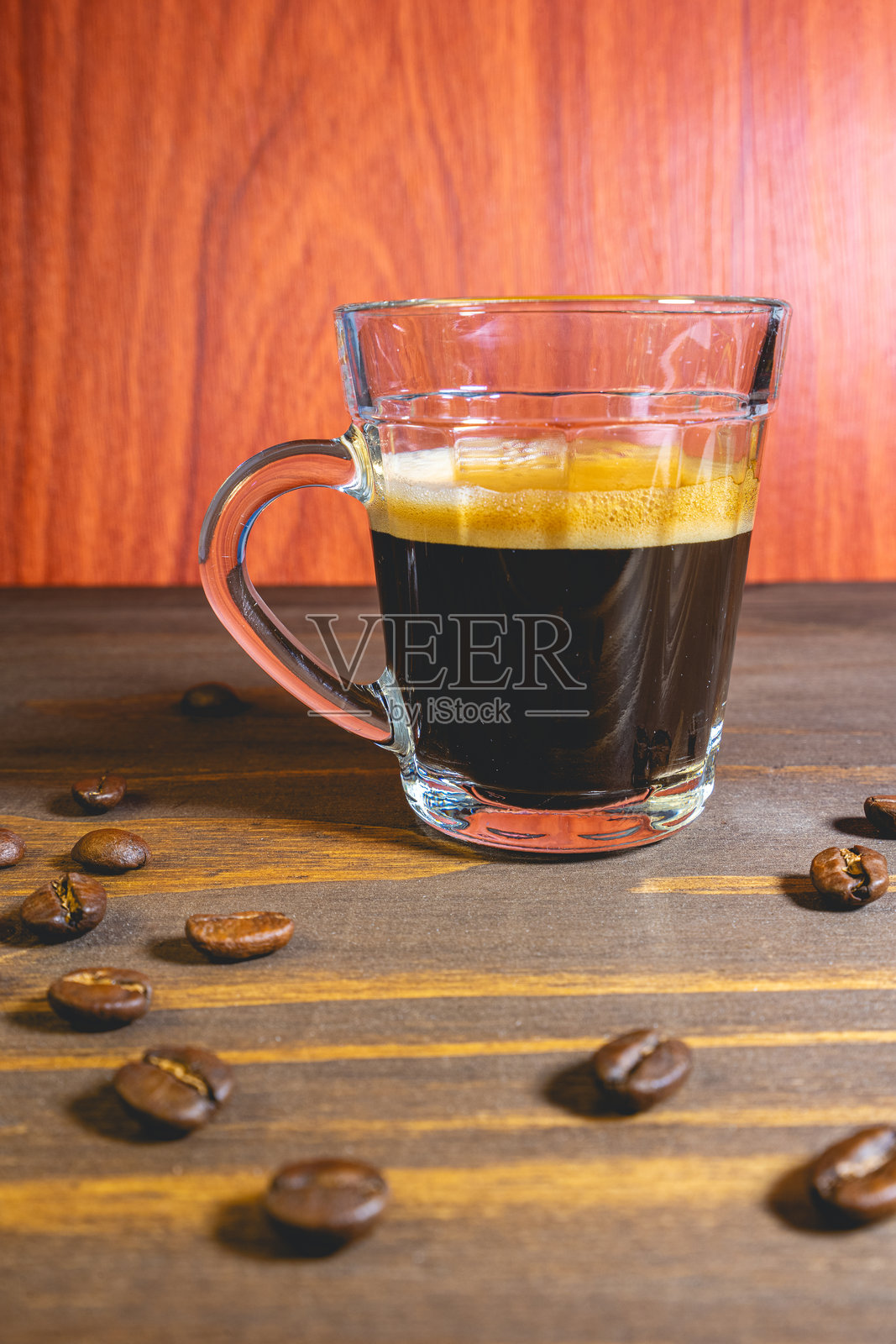 木桌上的浓缩咖啡玻璃杯照片摄影图片