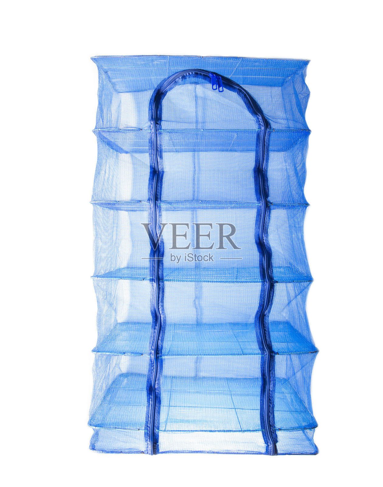 白色背景上的蓝色悬挂式干燥器，用于干燥水果和蘑菇，特写镜头照片摄影图片